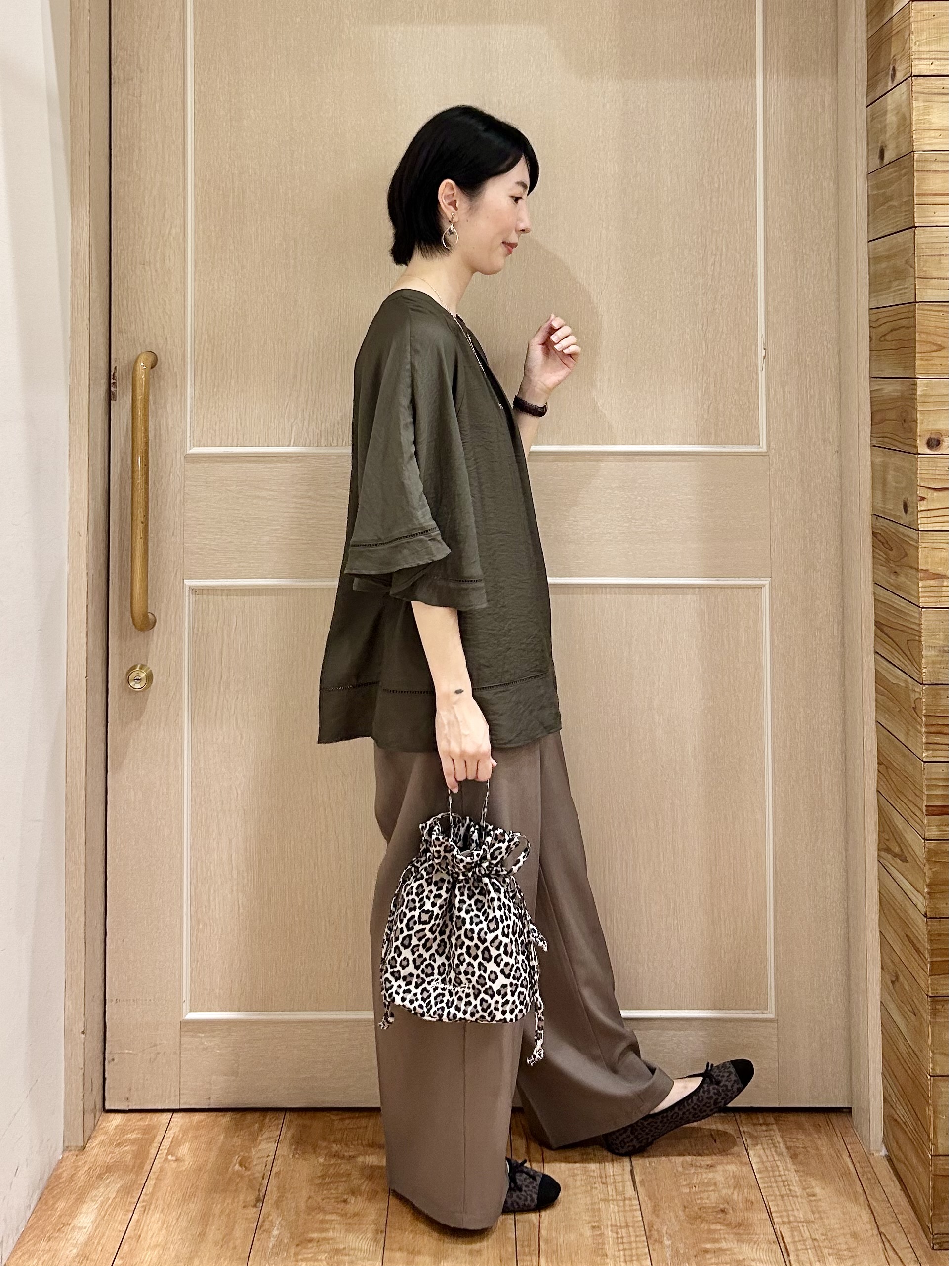 ちぐささんの「SHOO･LA･RUE｜【ひんやり/S-LL/体型カバー】はしごレースが涼し気な スラブポンチョ風ブラウス」を使ったコーディネート