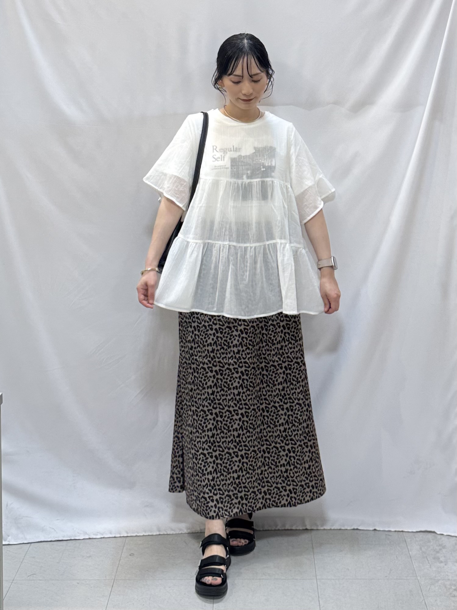 𝐇𝐢𝐫𝐨𝐦𝐢さんの「SHOO･LA･RUE｜【洗濯機可/S-LL】インせず着られる シアー素材が上品なティアードブラウス」を使ったコーディネート