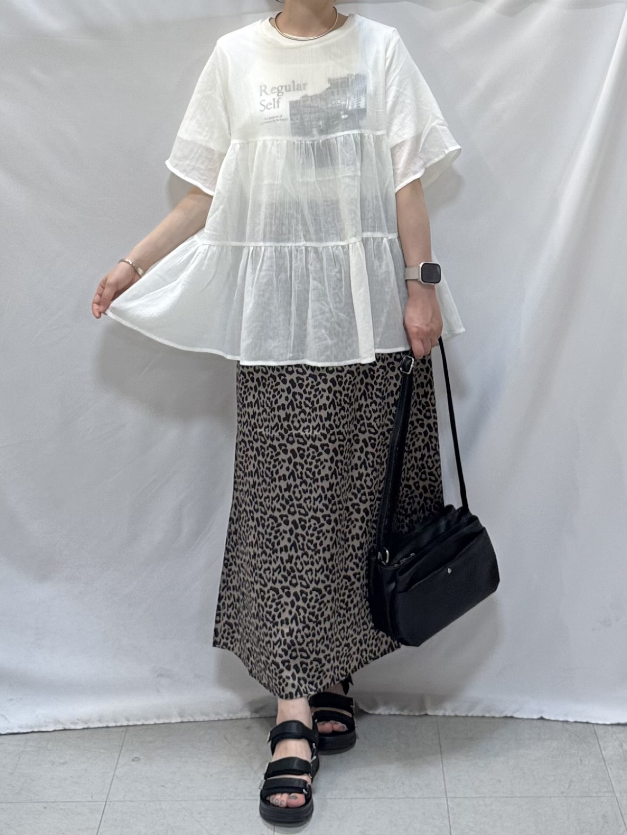 𝐇𝐢𝐫𝐨𝐦𝐢さんの「SHOO･LA･RUE｜【洗濯機可/S-LL】インせず着られる シアー素材が上品なティアードブラウス」を使ったコーディネート