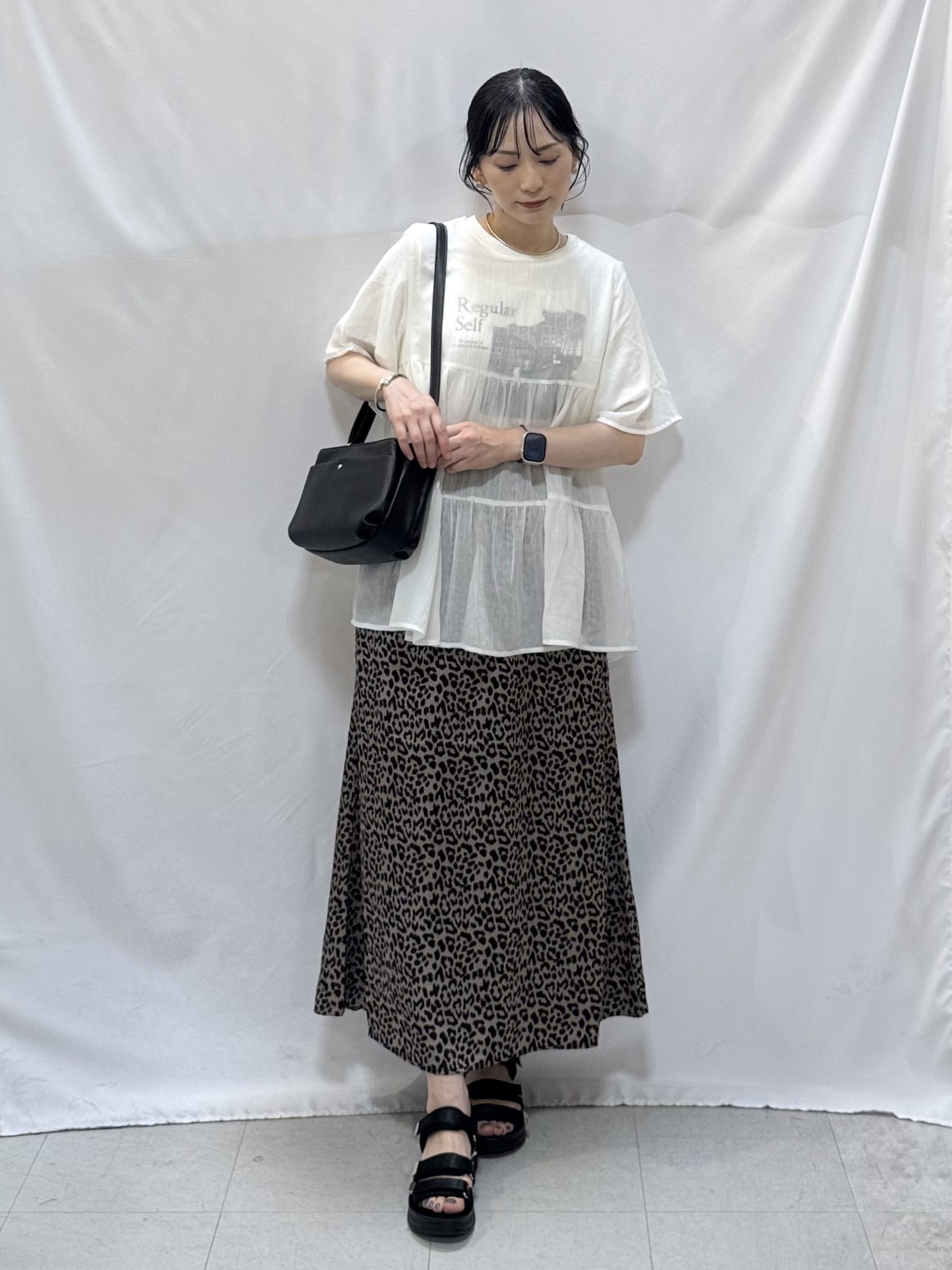 𝐇𝐢𝐫𝐨𝐦𝐢さんの「SHOO･LA･RUE｜【洗濯機可/S-LL】インせず着られる シアー素材が上品なティアードブラウス」を使ったコーディネート