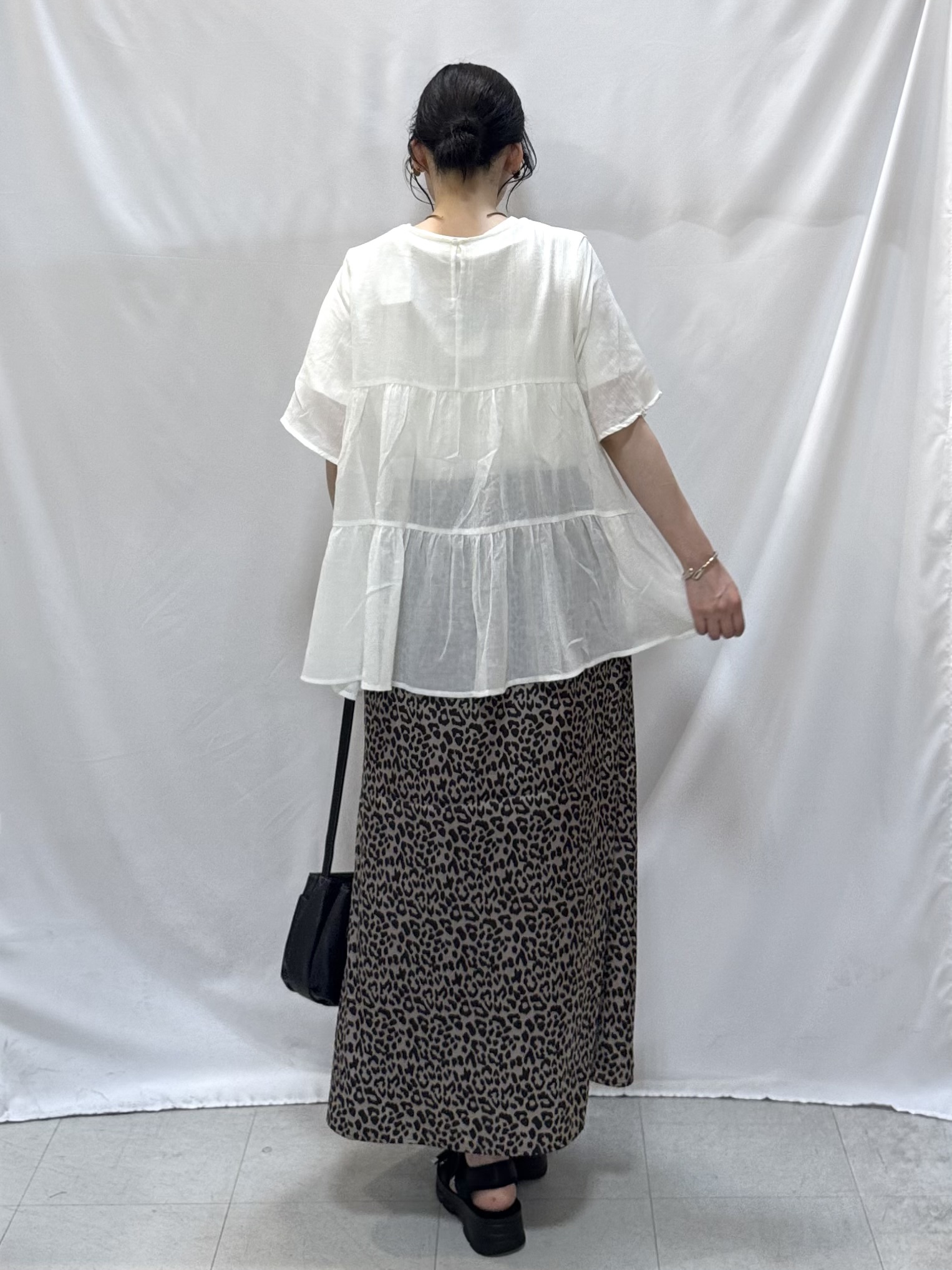 𝐇𝐢𝐫𝐨𝐦𝐢さんの「SHOO･LA･RUE｜【洗濯機可/S-LL】インせず着られる シアー素材が上品なティアードブラウス」を使ったコーディネート