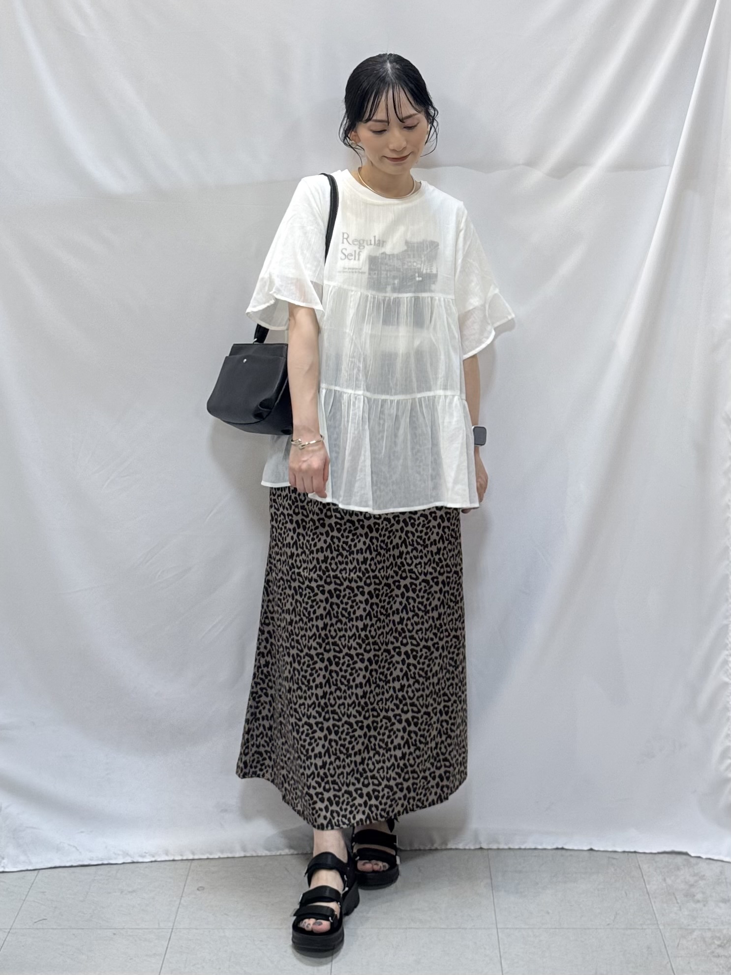𝐇𝐢𝐫𝐨𝐦𝐢さんの「SHOO･LA･RUE｜【洗濯機可/S-LL】インせず着られる シアー素材が上品なティアードブラウス」を使ったコーディネート