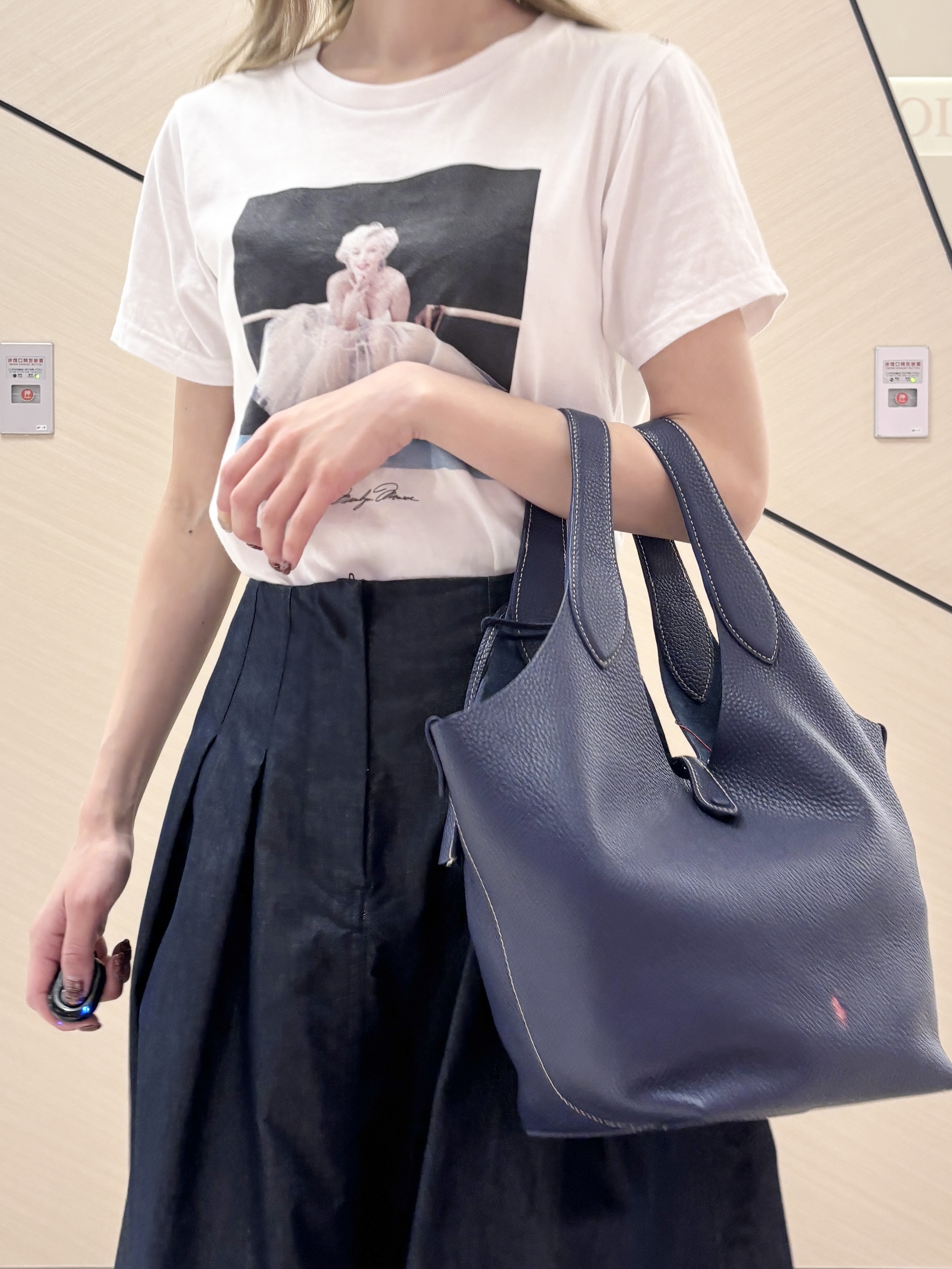 清水夏姫さんの「DRESSTERIOR｜【接触冷感/吸水速乾】クールタッチ デニムライク タックスカート」を使ったコーディネート