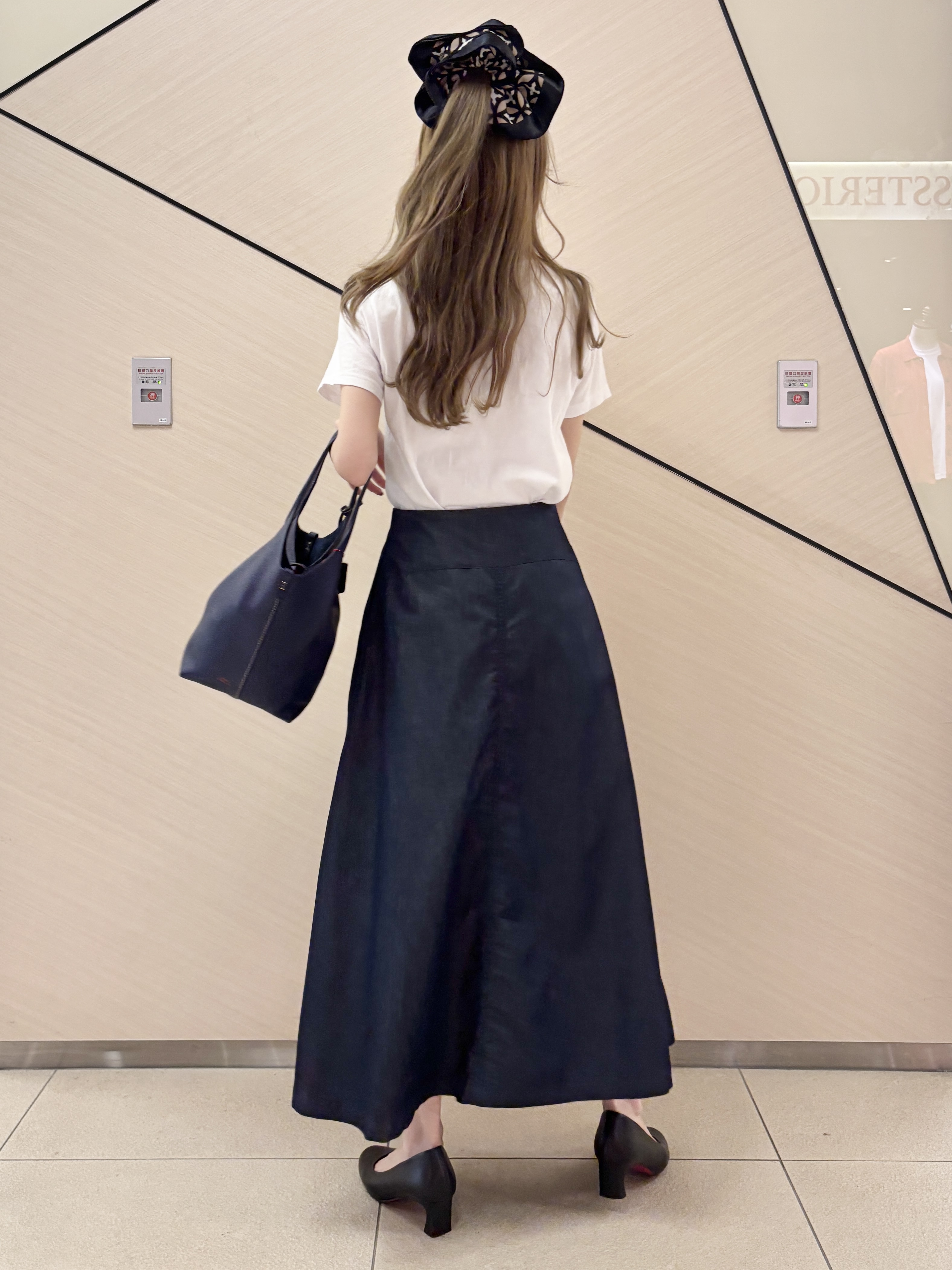 清水夏姫さんの「DRESSTERIOR｜【接触冷感/吸水速乾】クールタッチ デニムライク タックスカート」を使ったコーディネート