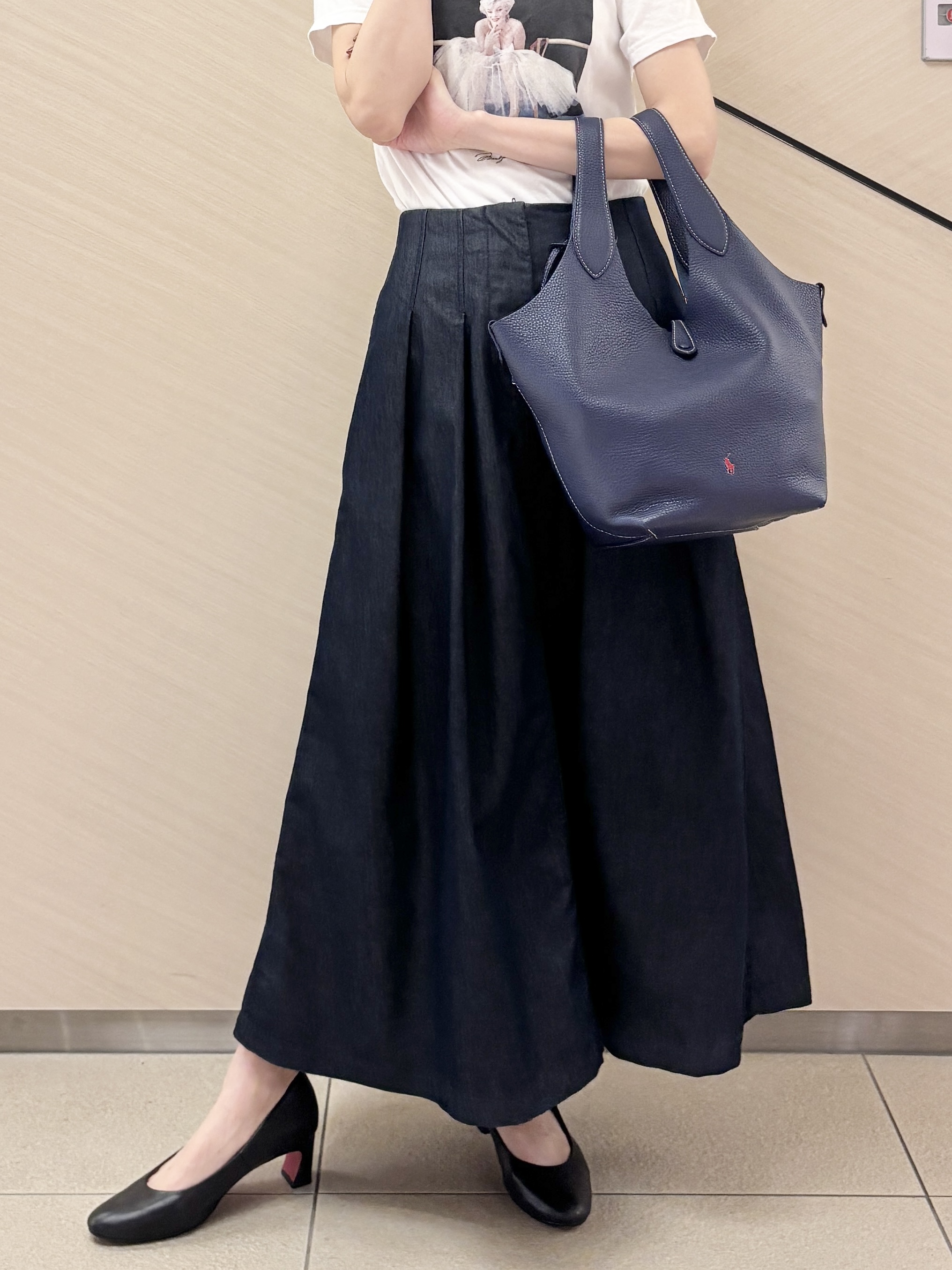 清水夏姫さんの「DRESSTERIOR｜【接触冷感/吸水速乾】クールタッチ デニムライク タックスカート」を使ったコーディネート