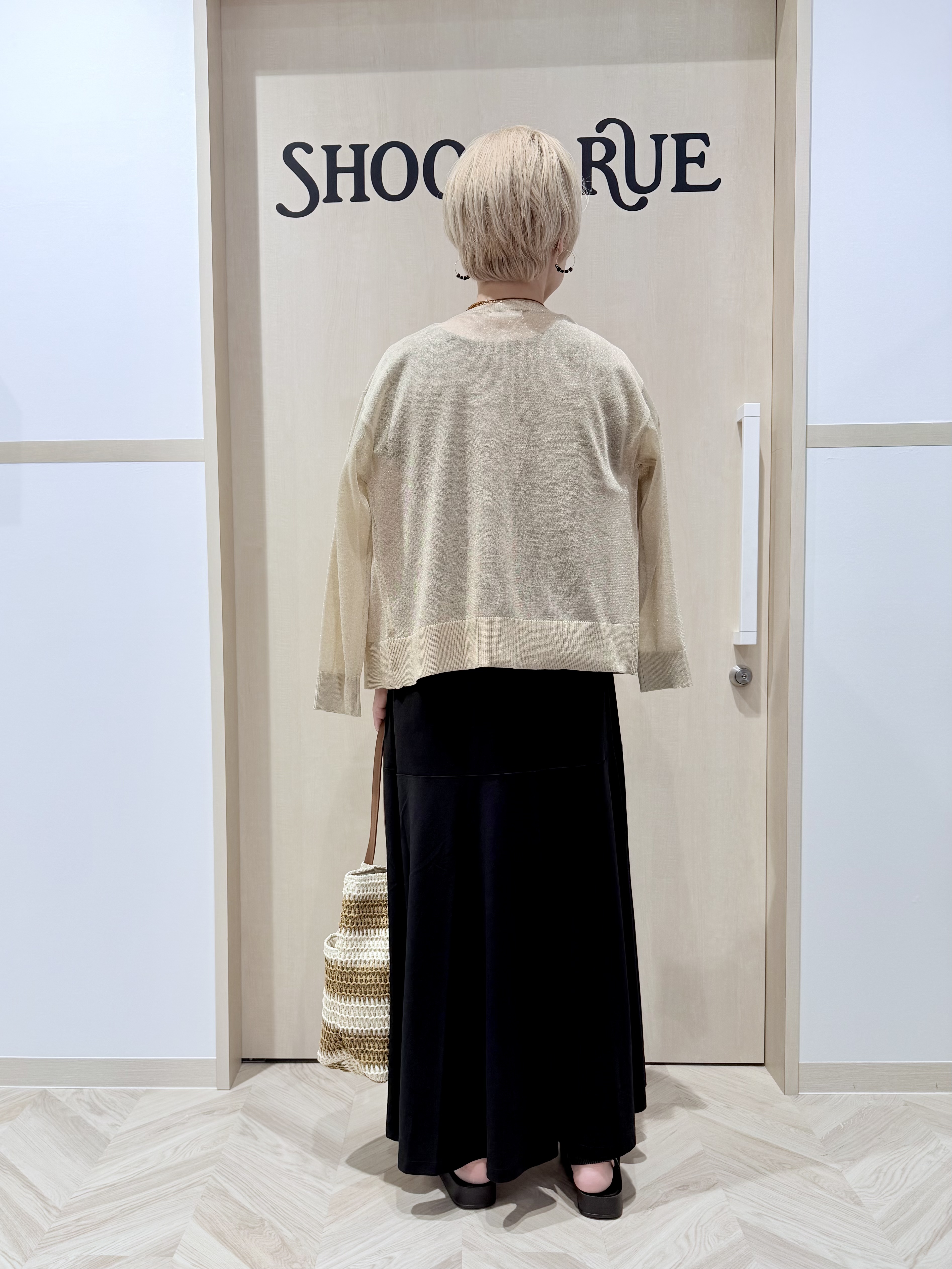 chieさんの「SHOO･LA･RUE｜【通気性〇/洗濯機可/S-LL】シアーラメカーディガン」を使ったコーディネート