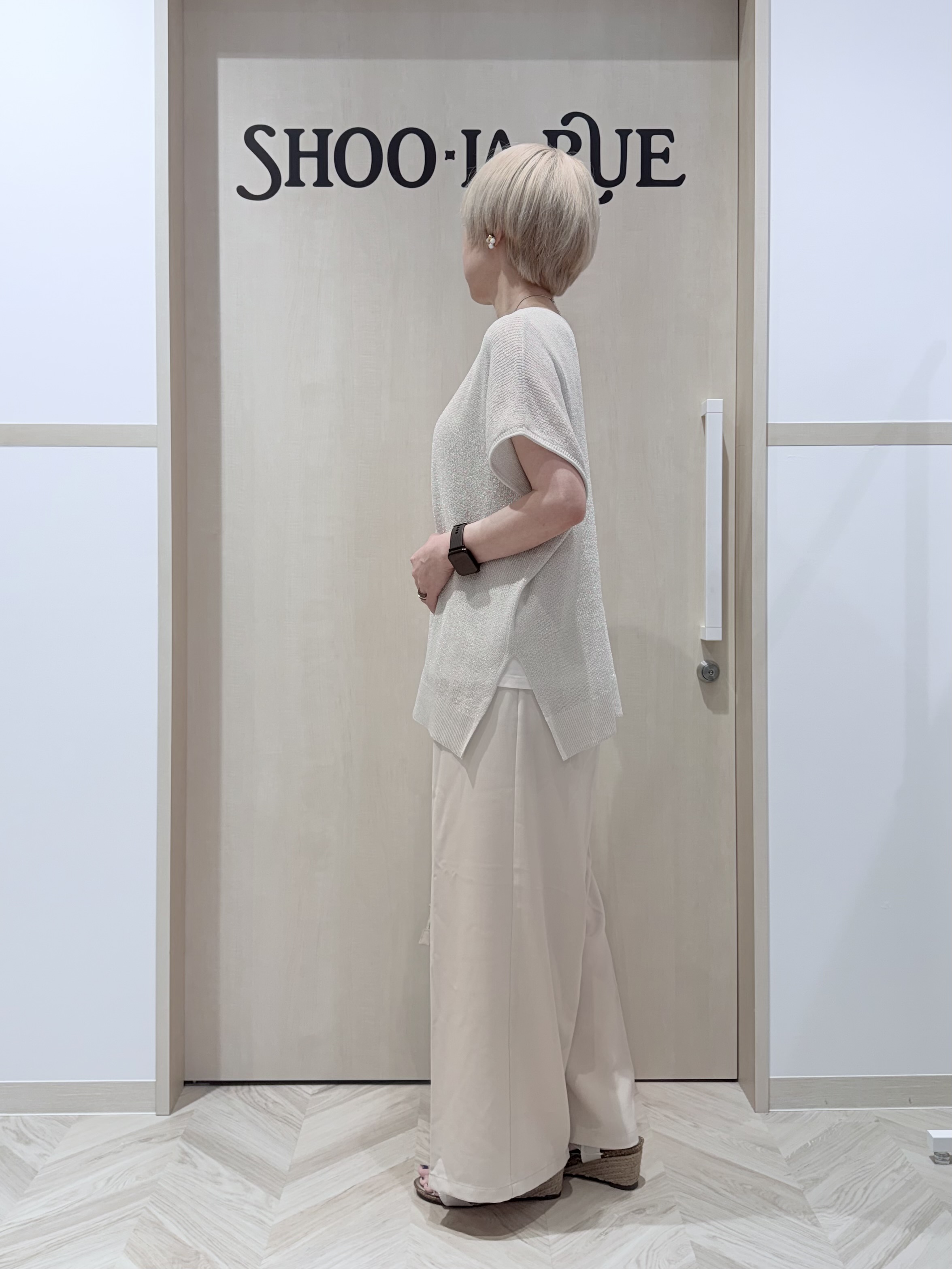 chieさんの「SHOO･LA･RUE｜【2点セット/前後2WAY/洗濯機可/S-LL】体型カバーも叶う ラメ畦ニット+タンクトップ」を使ったコーディネート