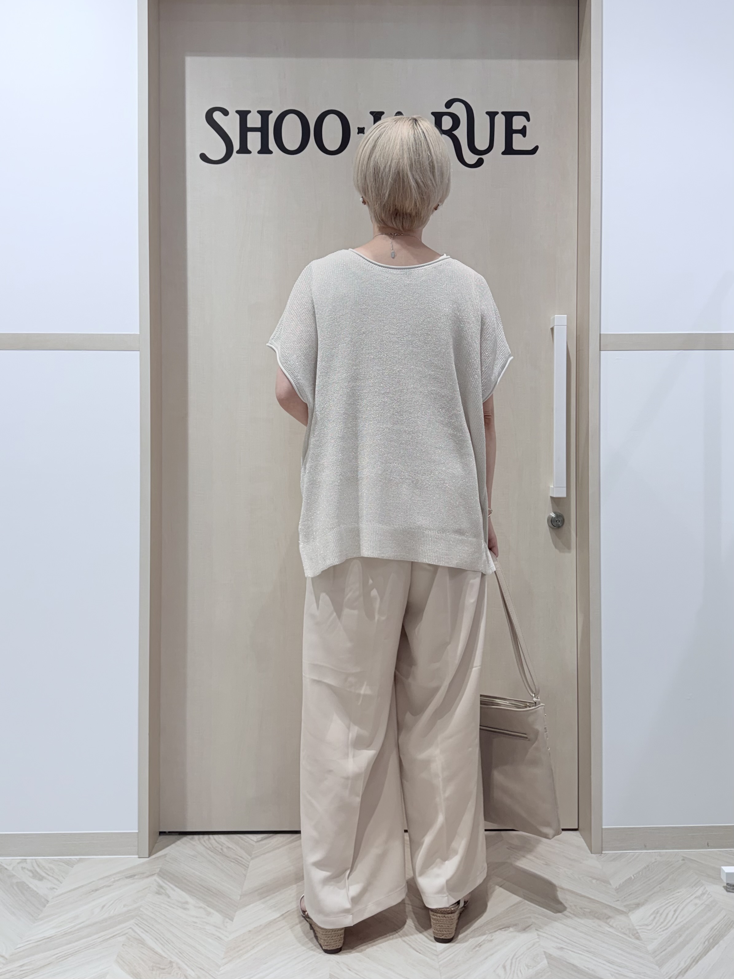 chieさんの「SHOO･LA･RUE｜【2点セット/前後2WAY/洗濯機可/S-LL】体型カバーも叶う ラメ畦ニット+タンクトップ」を使ったコーディネート