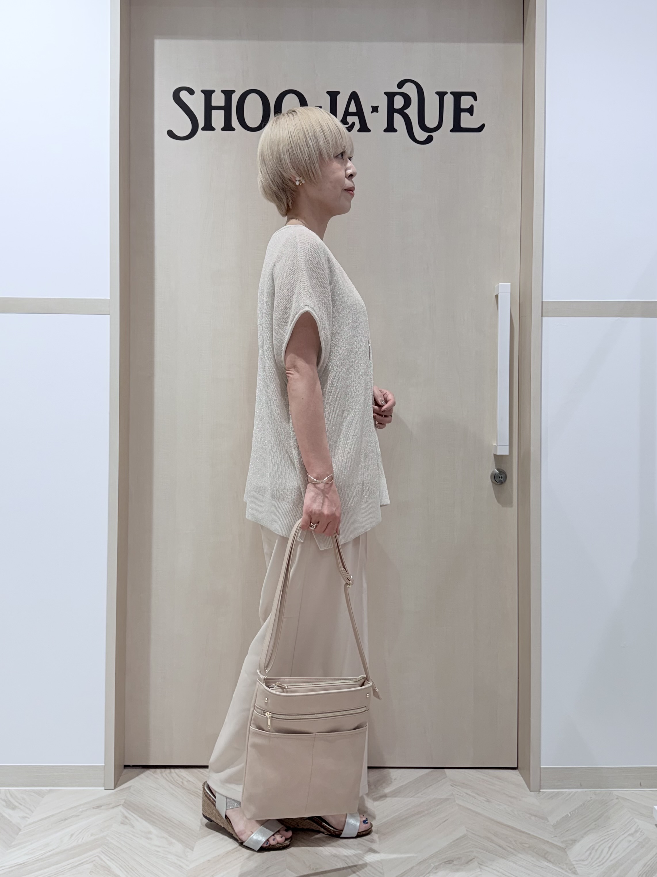 chieさんの「SHOO･LA･RUE｜【2点セット/前後2WAY/洗濯機可/S-LL】体型カバーも叶う ラメ畦ニット+タンクトップ」を使ったコーディネート