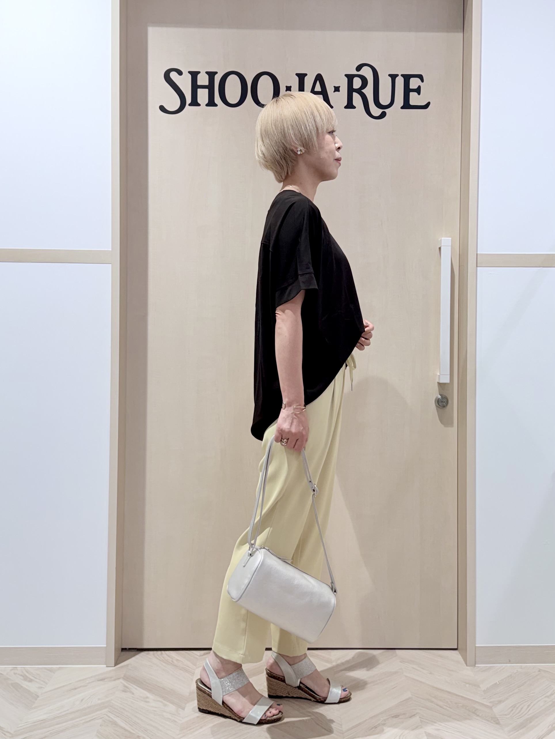 chieさんの「SHOO･LA･RUE｜【ひんやり/UV/S-LL/体型カバー】ゆるっとインせず決まる ひやとろドルマンTシャツ」を使ったコーディネート