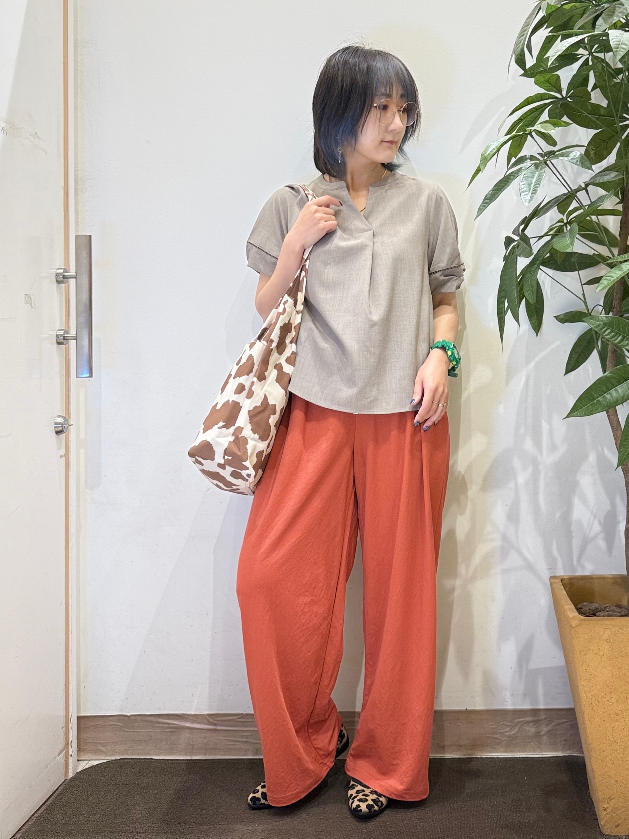 misakiさんの「SHOO･LA･RUE｜【洗濯後しわになりにくい/インせずきまる】シンプルだけど女性らしい 麻調スキッパーブラウス」を使ったコーディネート