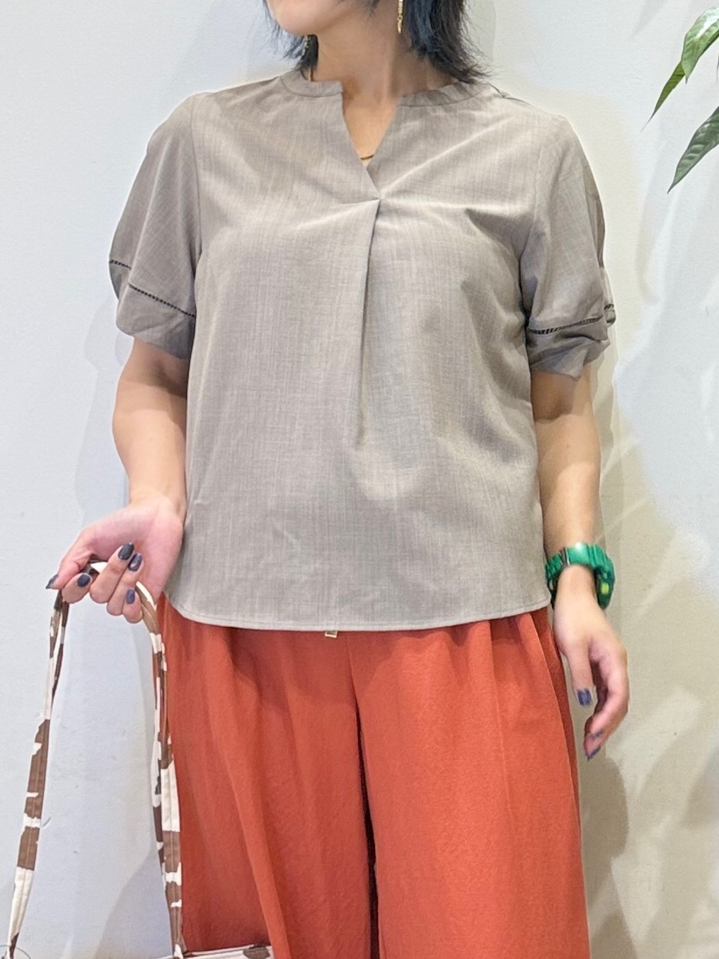 misakiさんの「SHOO･LA･RUE｜【洗濯後しわになりにくい/インせずきまる】シンプルだけど女性らしい 麻調スキッパーブラウス」を使ったコーディネート