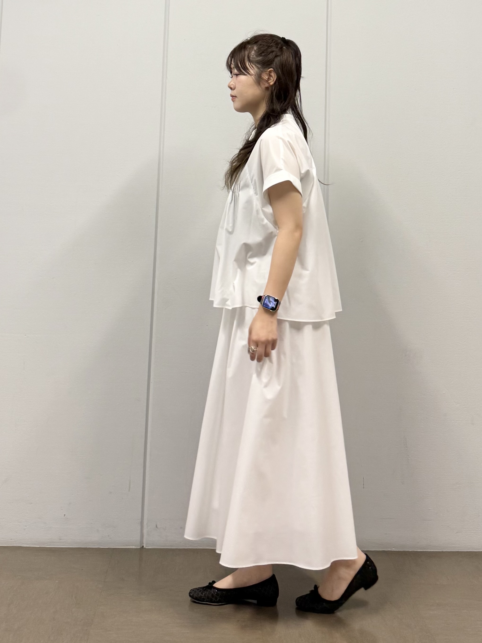 mizukiさんの「INDIVI｜【撥水／UVケア／SETUP可能】軽量タックスキッパーブラウス」を使ったコーディネート