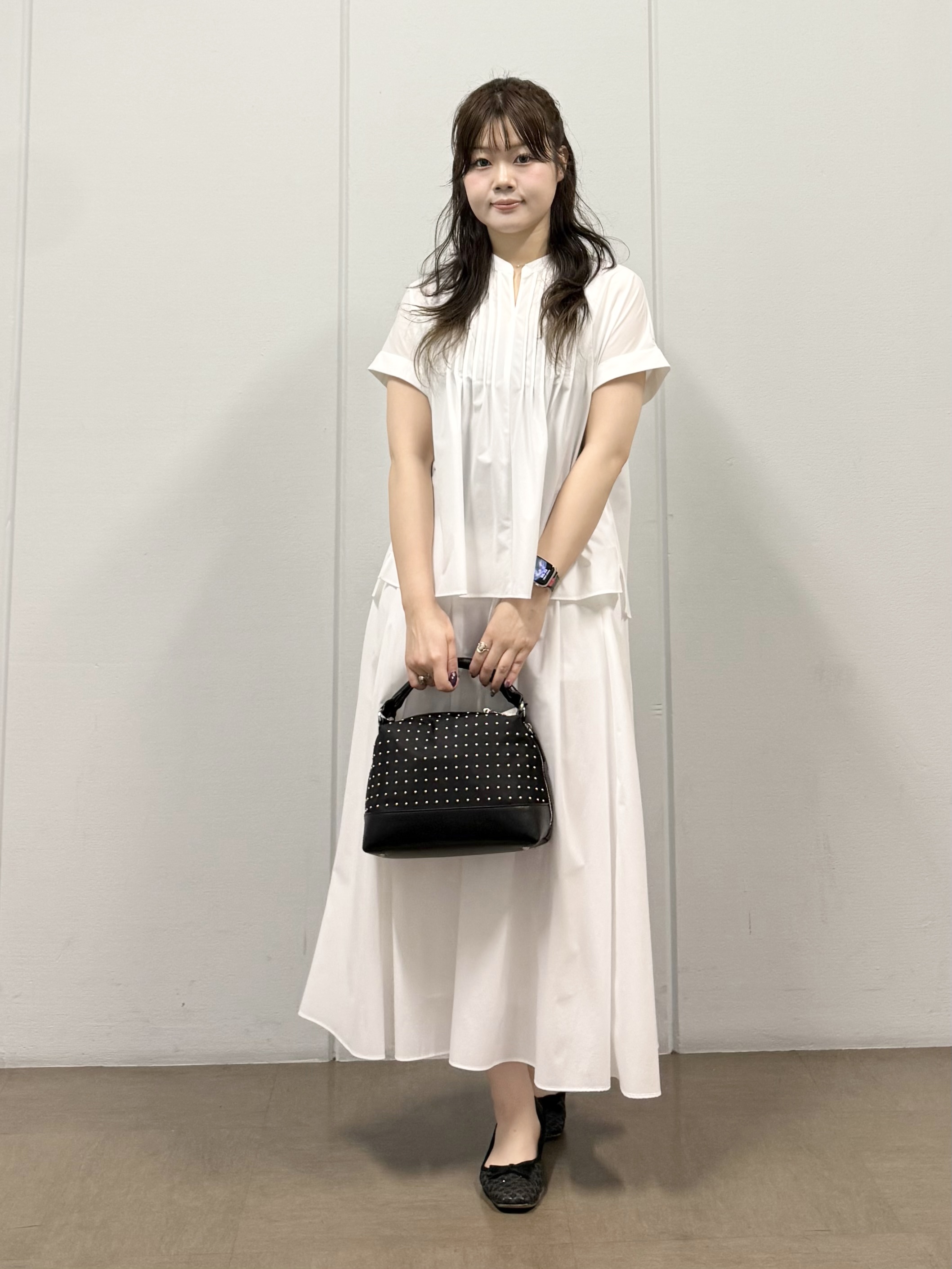 mizukiさんの「INDIVI｜【撥水／UVケア／SETUP可能】軽量タックスキッパーブラウス」を使ったコーディネート