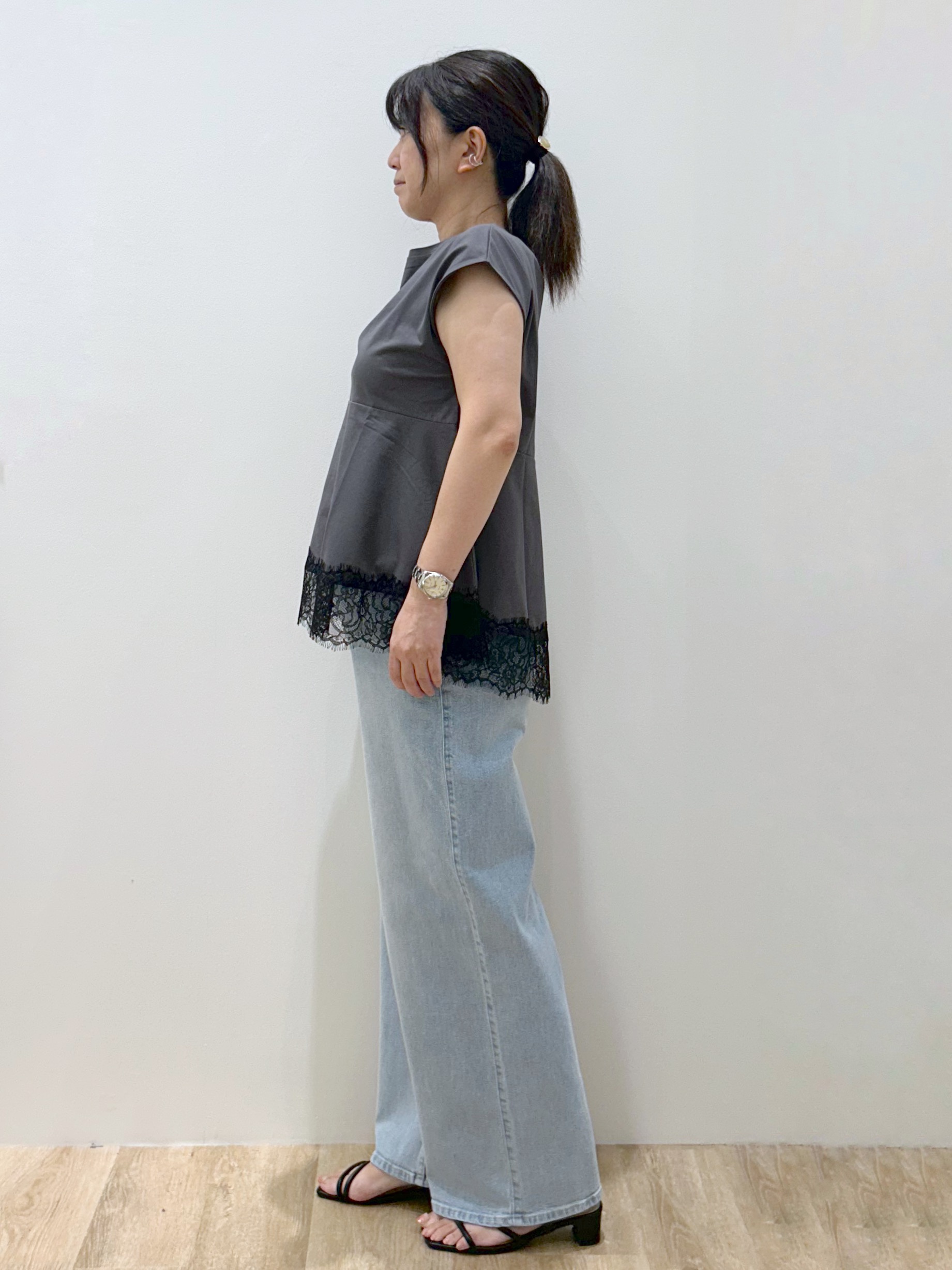 hiroさんの「OPAQUE.CLIP｜裾レースペプラムカットソー【洗濯機OK】」を使ったコーディネート