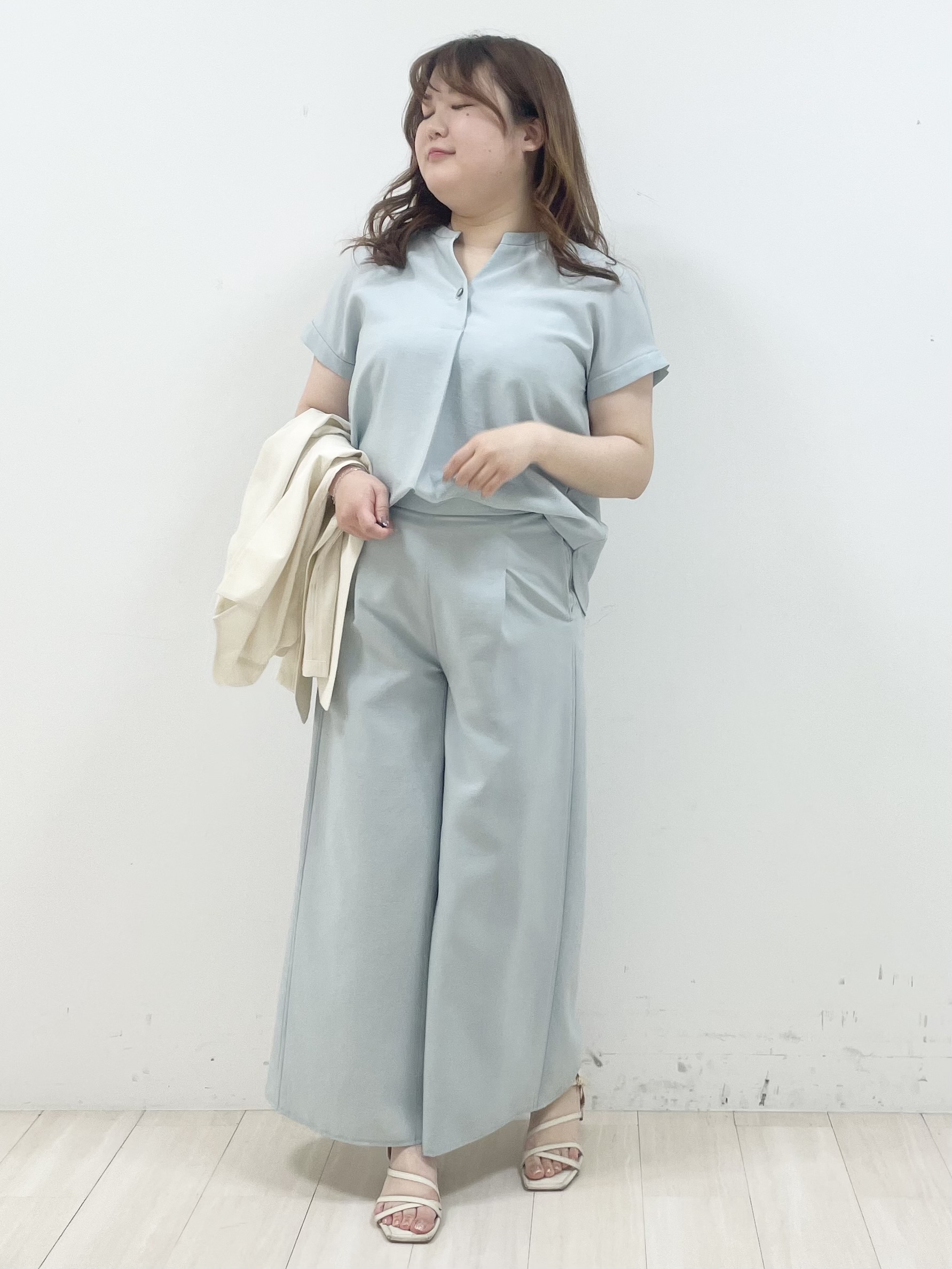 YUUKIさんの「COUP DE CHANCE｜【手洗い可／セットアップ可】キーネックブラウス」を使ったコーディネート