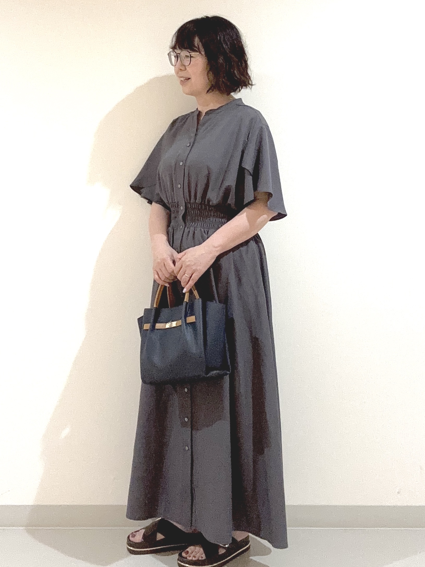 若林まなみさんの「index｜スキッパーシャツワンピース【洗濯機OK／イージーアイロン】」を使ったコーディネート