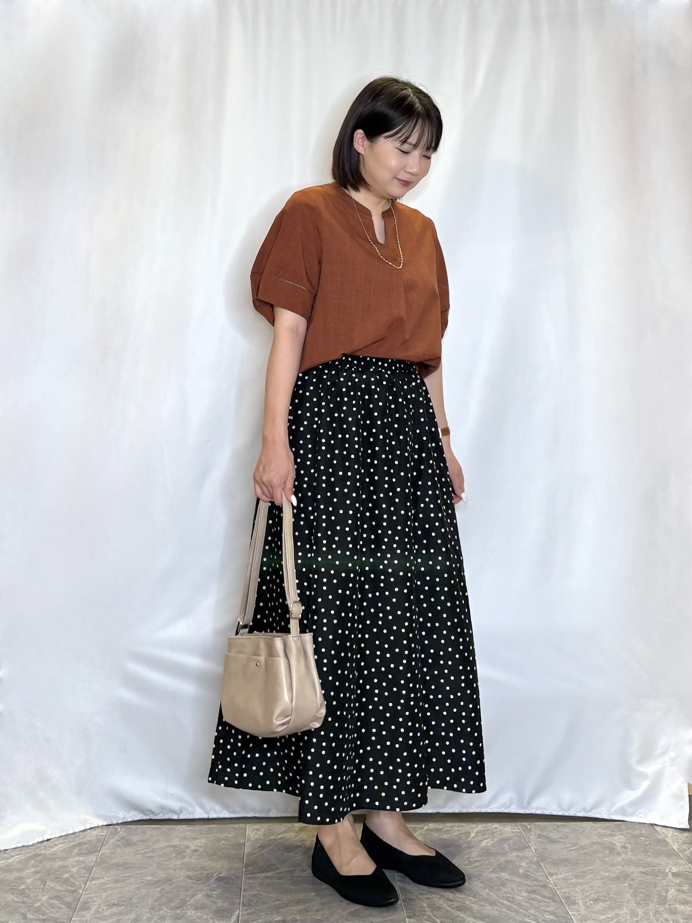 ネリさんの「SHOO･LA･RUE｜【洗濯後しわになりにくい/インせずきまる】シンプルだけど女性らしい 麻調スキッパーブラウス」を使ったコーディネート