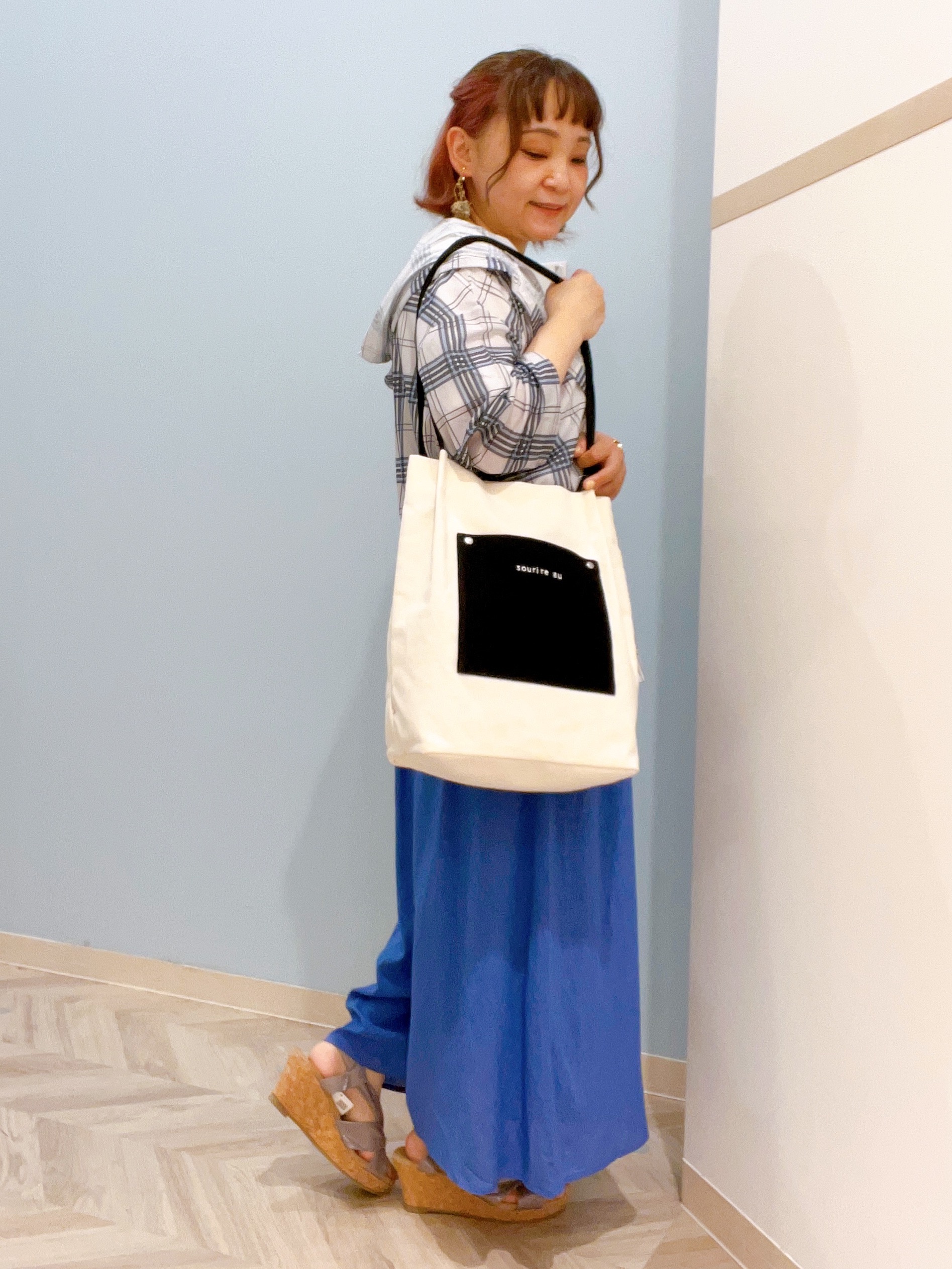 kitaさんの「SHOO･LA･RUE｜【洗濯機可/体型カバー】程よい透け感の ゆるシア―シャツパーカ」を使ったコーディネート