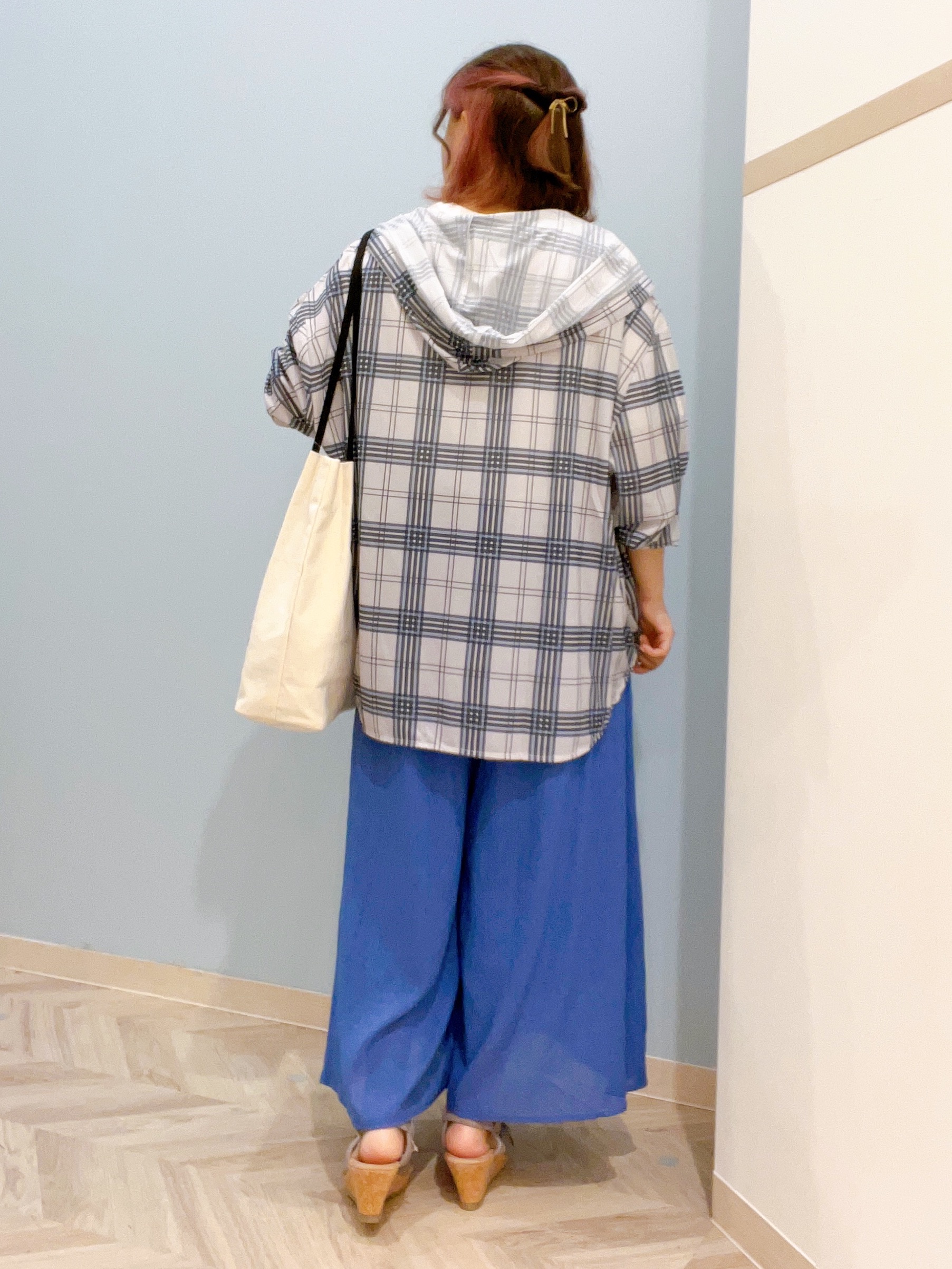 kitaさんの「SHOO･LA･RUE｜【洗濯機可/体型カバー】程よい透け感の ゆるシア―シャツパーカ」を使ったコーディネート