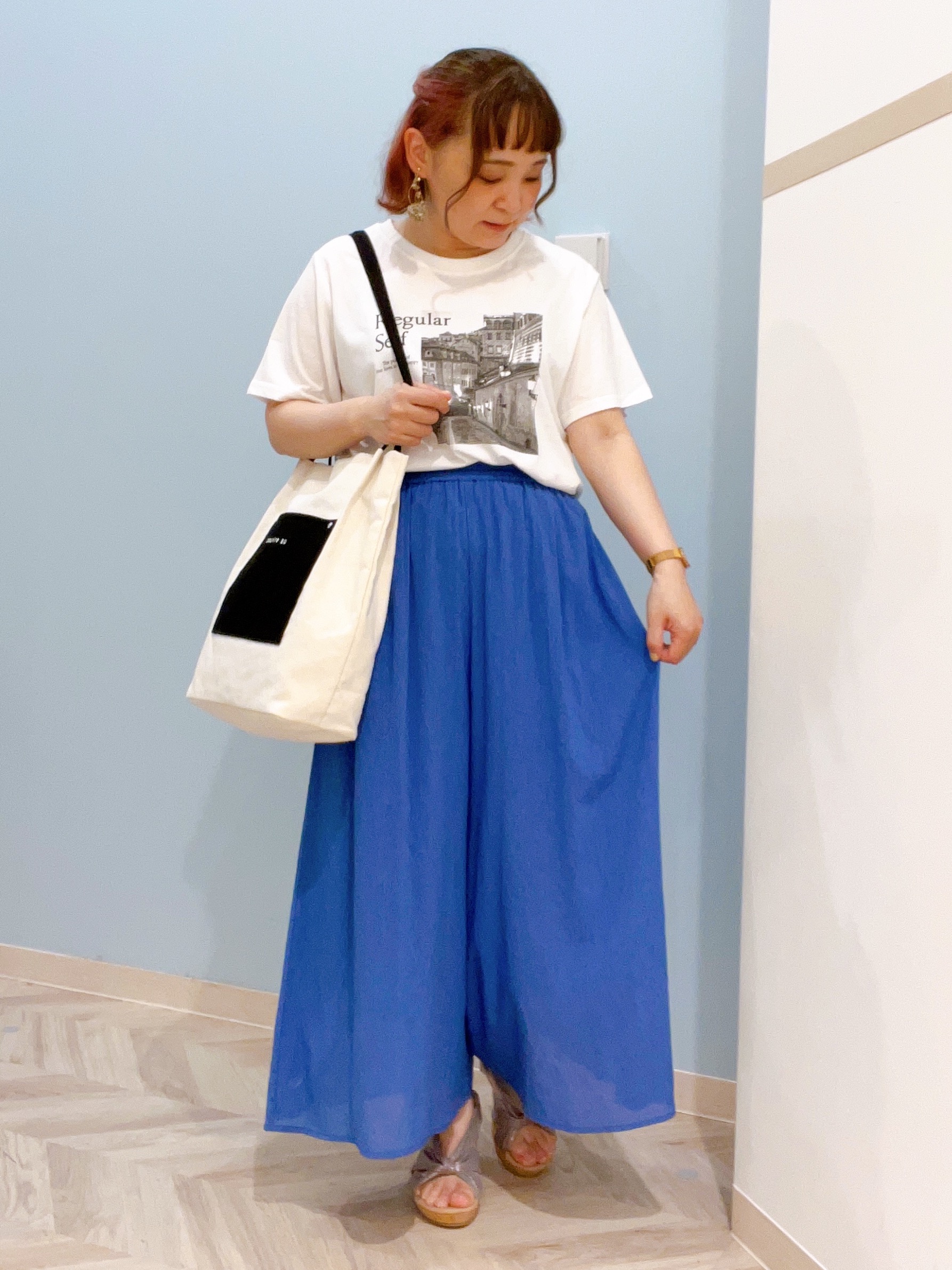 kitaさんの「SHOO･LA･RUE｜【洗濯機可/体型カバー】程よい透け感の ゆるシア―シャツパーカ」を使ったコーディネート