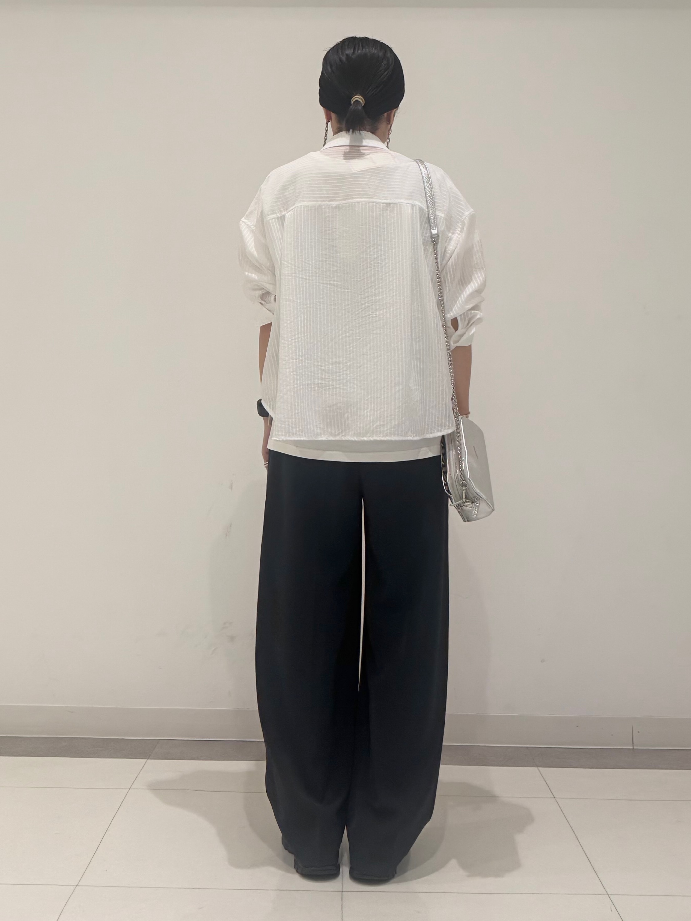 MIYAKAWAさんの「DRESSTERIOR｜◆シアーストライプクロップドシャツ」を使ったコーディネート