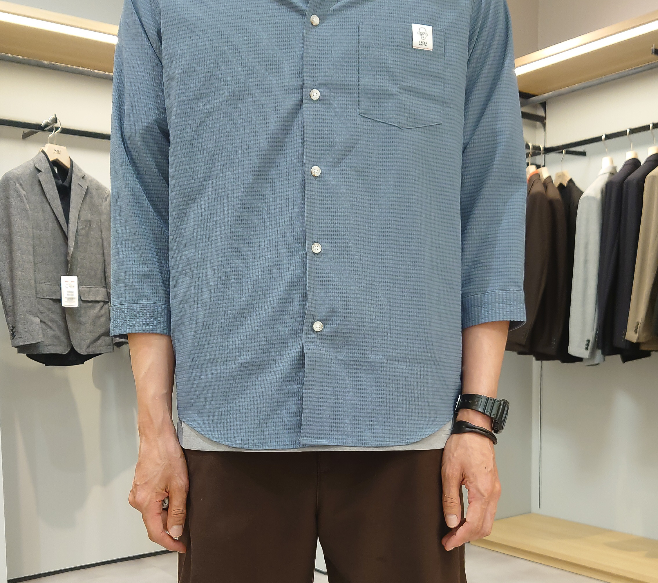 kawamuさんの「TAKEO KIKUCHI｜【汗染み軽減/接触冷感】フェイクレイヤード ワンポイント刺繍Ｔシャツ」を使ったコーディネート