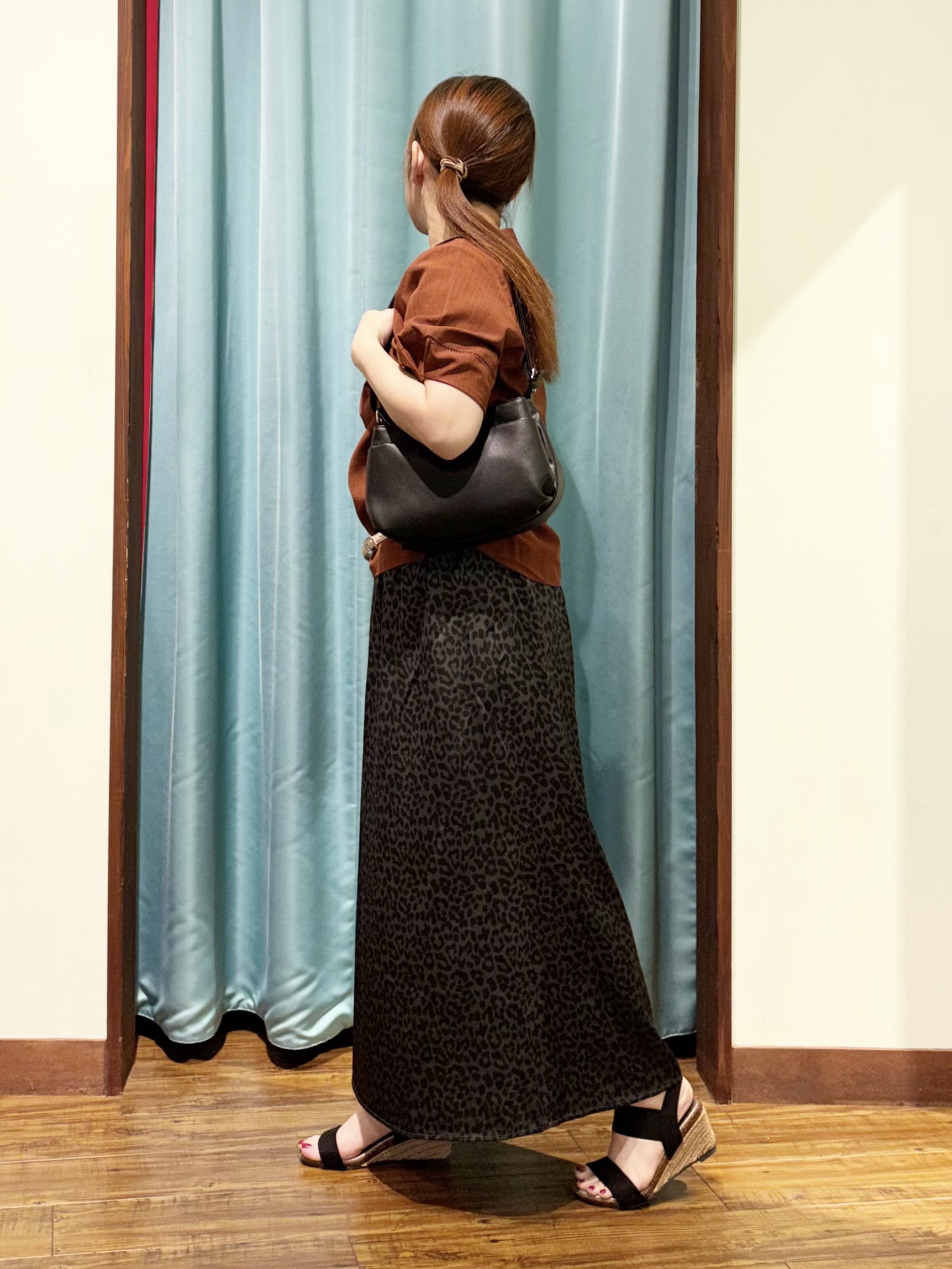 tukiさんの「SHOO･LA･RUE｜【洗濯後しわになりにくい/インせずきまる】シンプルだけど女性らしい 麻調スキッパーブラウス」を使ったコーディネート