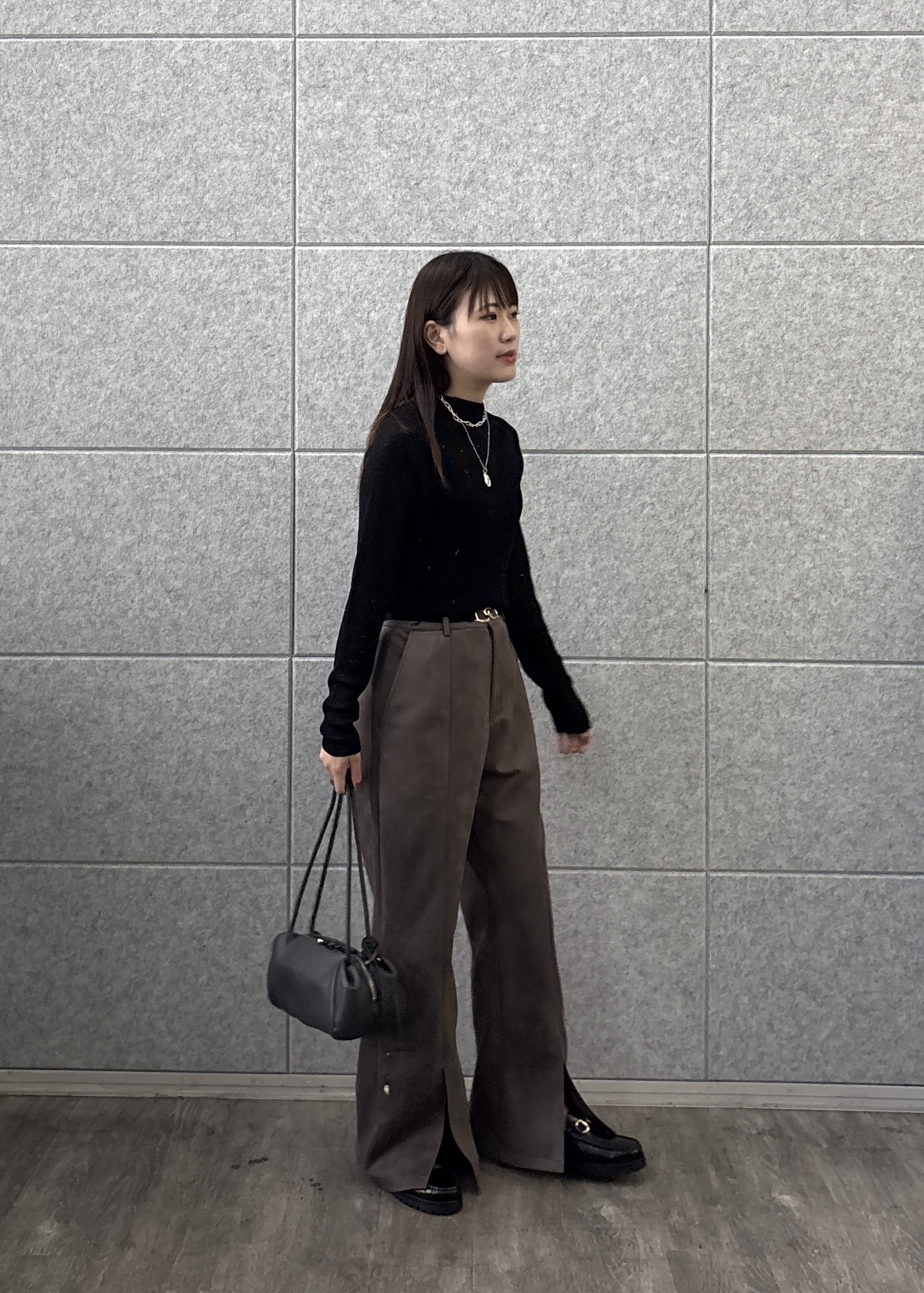 Renoさんの「INDIVI｜スエードタッチ スリットフレアパンツ」を使ったコーディネート