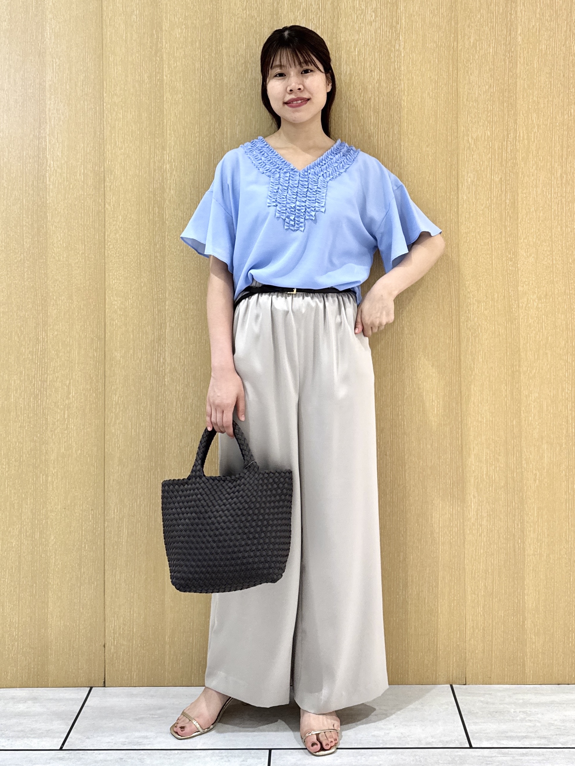 nanaさんの「UNTITLED｜【接触冷感/通気性/洗える】Vネックフリルブラウス」を使ったコーディネート