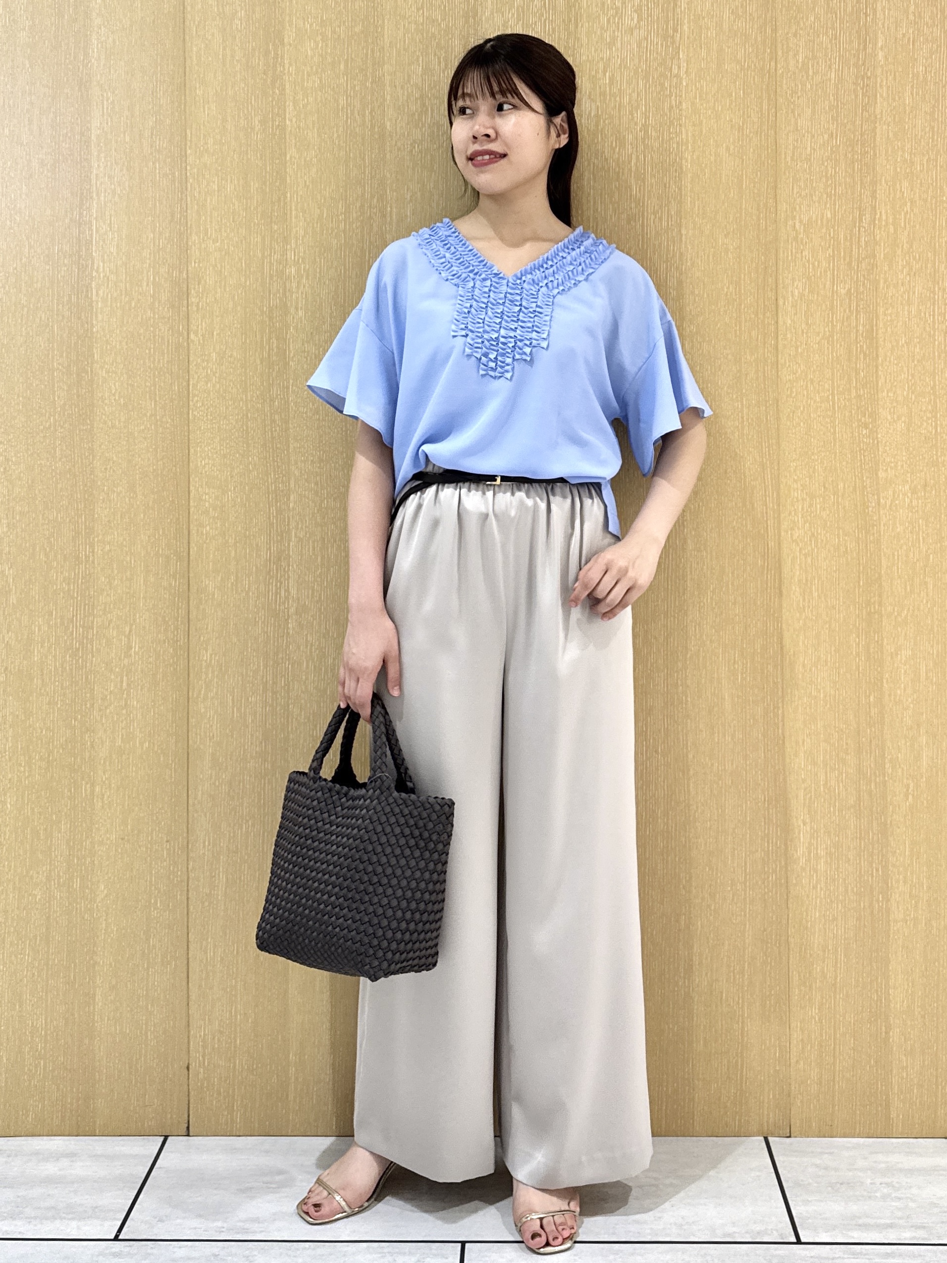 nanaさんの「UNTITLED｜【接触冷感/通気性/洗える】Vネックフリルブラウス」を使ったコーディネート