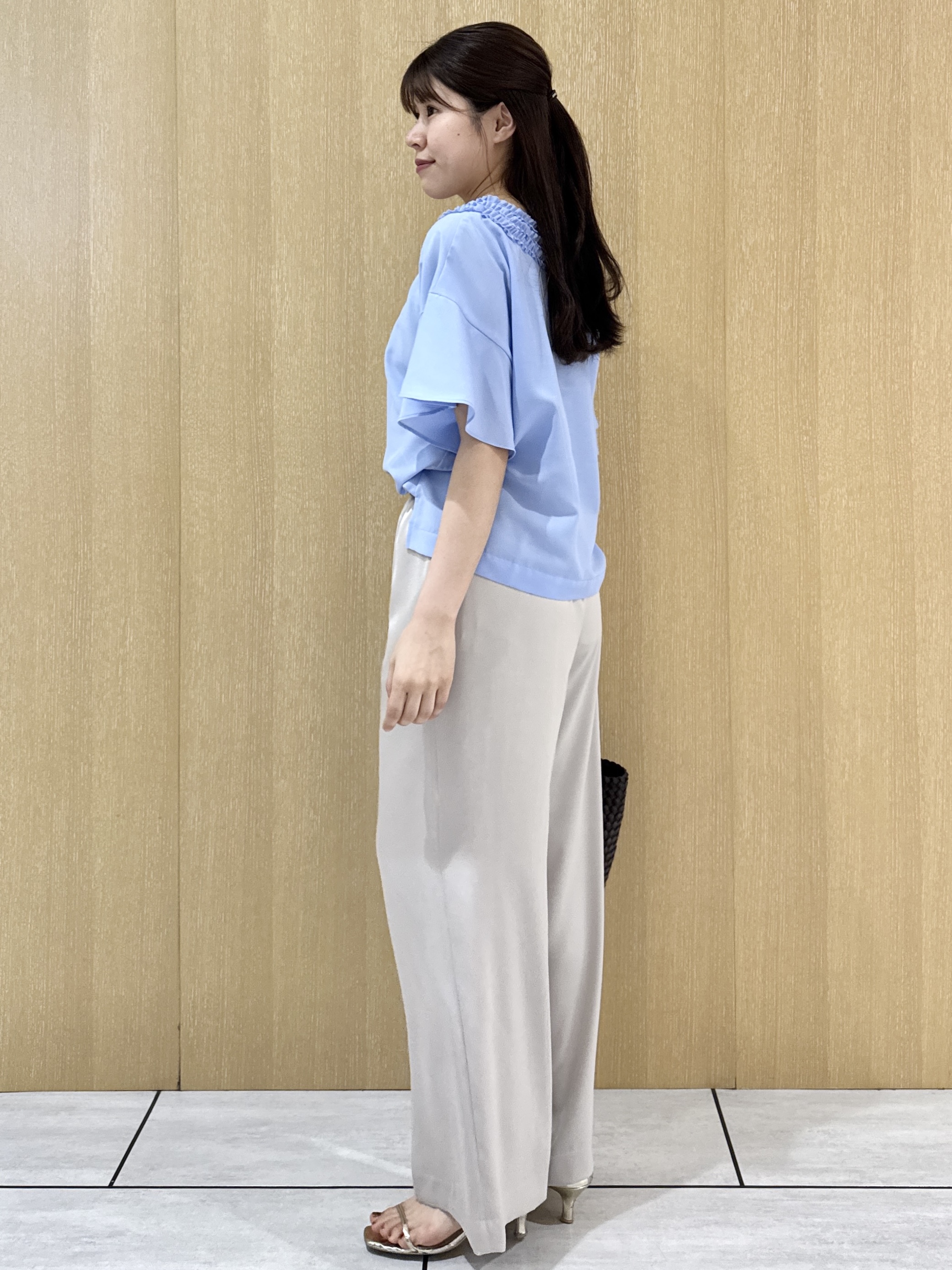 nanaさんの「UNTITLED｜【接触冷感/通気性/洗える】Vネックフリルブラウス」を使ったコーディネート