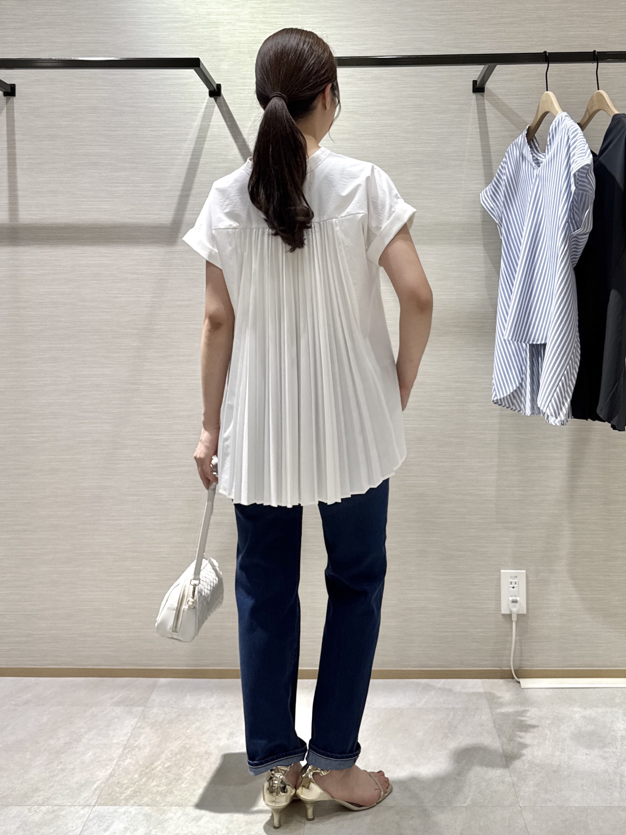 nanaさんの「UNTITLED｜【吸水速乾/接触冷感】バックプリーツデザインブラウス」を使ったコーディネート
