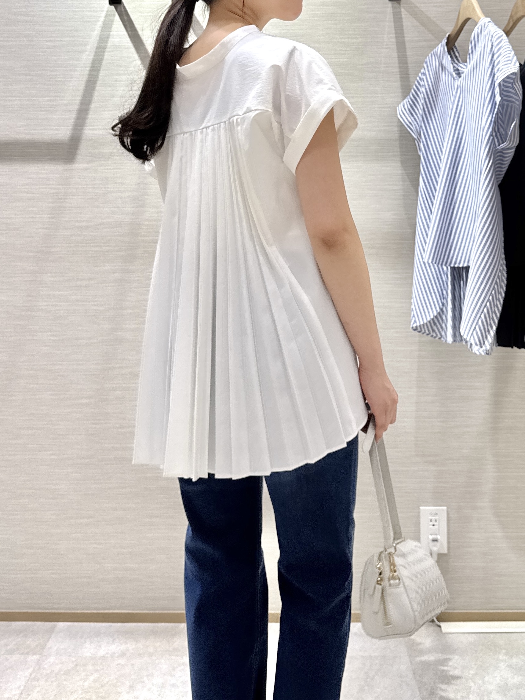 nanaさんの「UNTITLED｜【吸水速乾/接触冷感】バックプリーツデザインブラウス」を使ったコーディネート