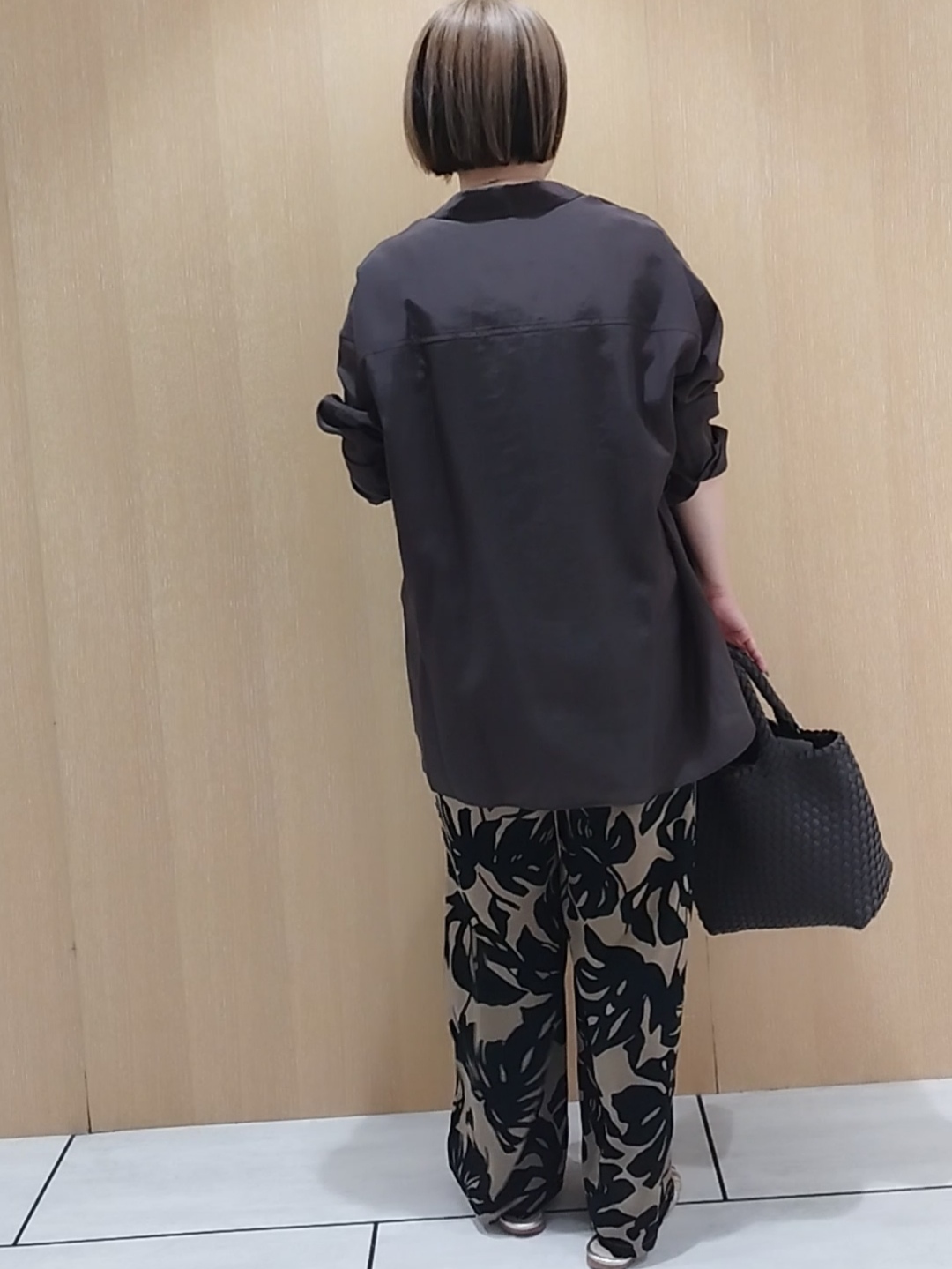 s u g iさんの「UNTITLED｜【秋羽織り/肌に張り付きにくい】シルキータッチシアーシャツ」を使ったコーディネート