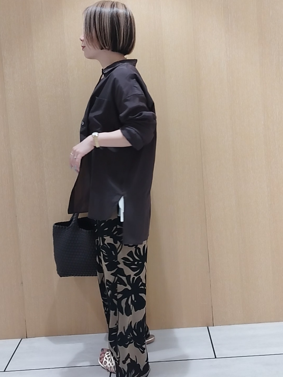 s u g iさんの「UNTITLED｜【秋羽織り/肌に張り付きにくい】シルキータッチシアーシャツ」を使ったコーディネート