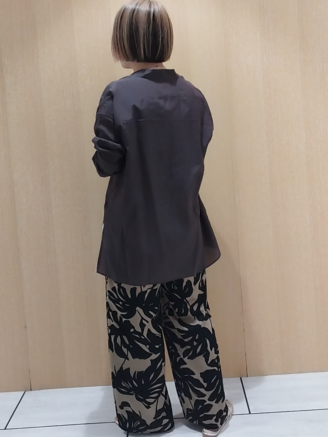 s u g iさんの「UNTITLED｜【秋羽織り/肌に張り付きにくい】シルキータッチシアーシャツ」を使ったコーディネート
