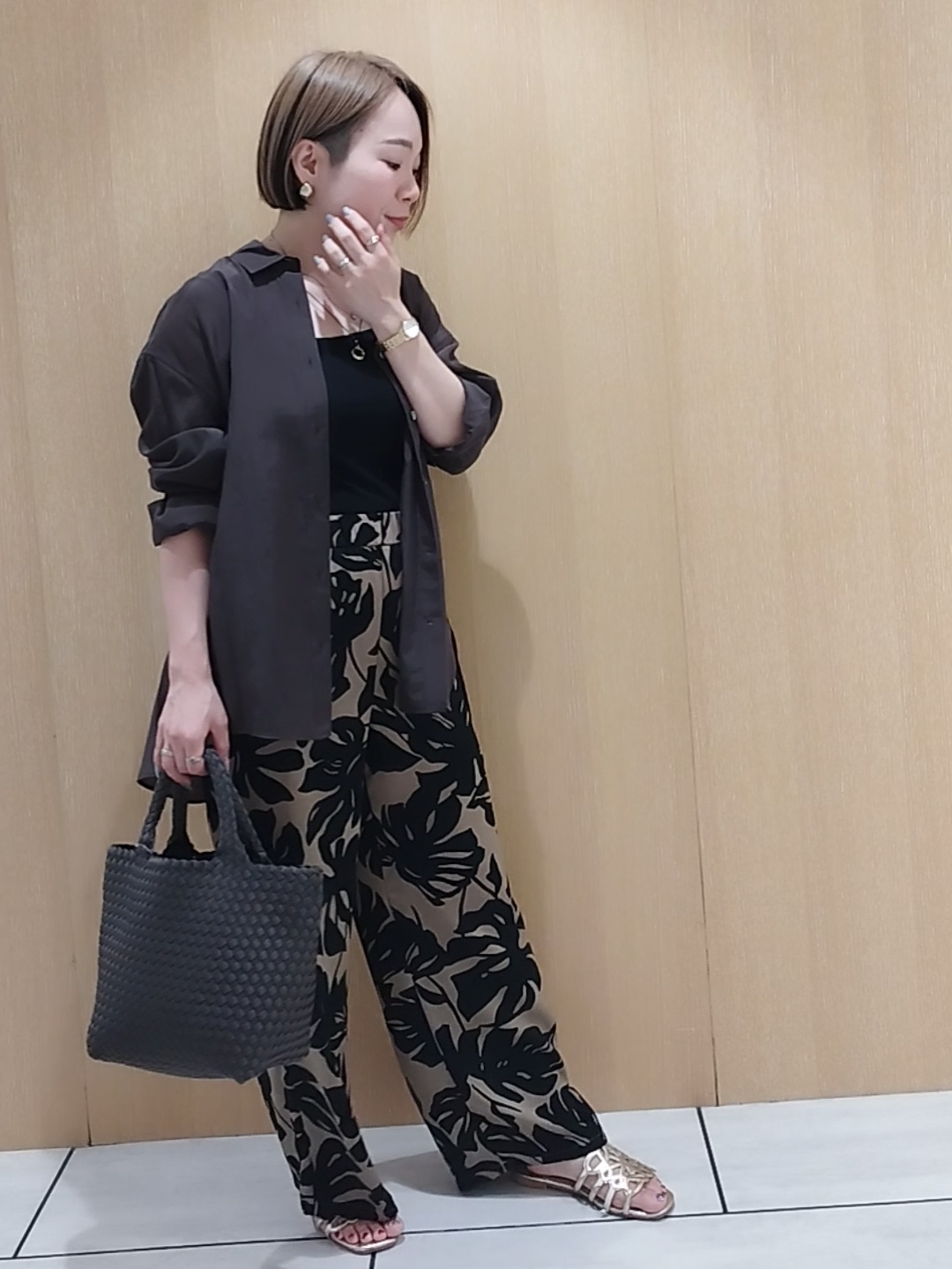 s u g iさんの「UNTITLED｜【秋羽織り/肌に張り付きにくい】シルキータッチシアーシャツ」を使ったコーディネート