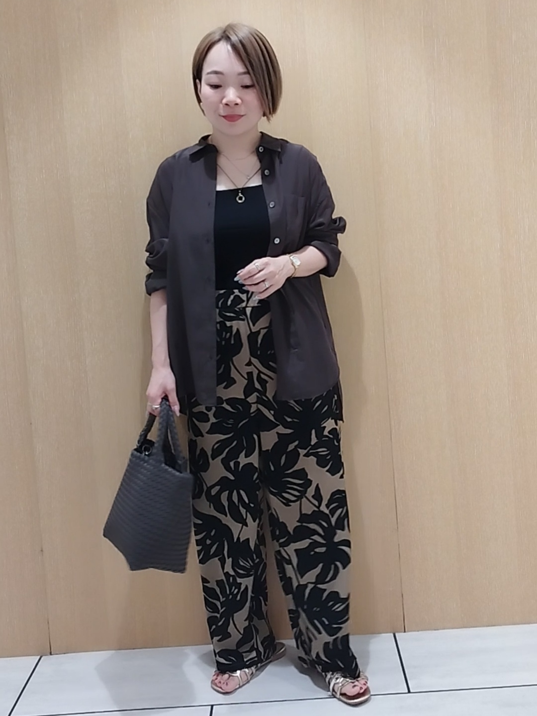 s u g iさんの「UNTITLED｜【秋羽織り/肌に張り付きにくい】シルキータッチシアーシャツ」を使ったコーディネート