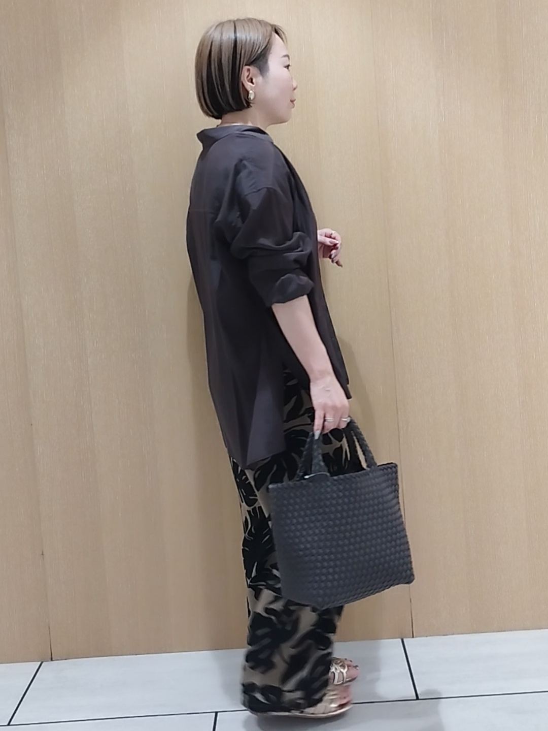 s u g iさんの「UNTITLED｜【秋羽織り/肌に張り付きにくい】シルキータッチシアーシャツ」を使ったコーディネート