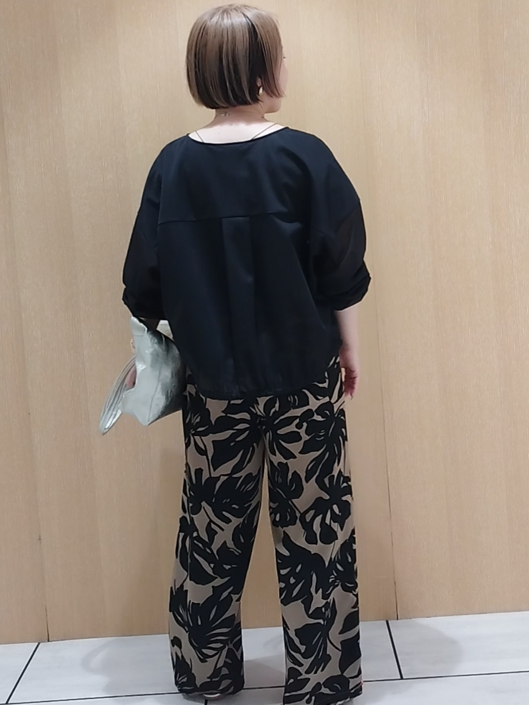 s u g iさんの「UNTITLED｜【秋羽織り/ジップ】トリコットシアーブラウス」を使ったコーディネート