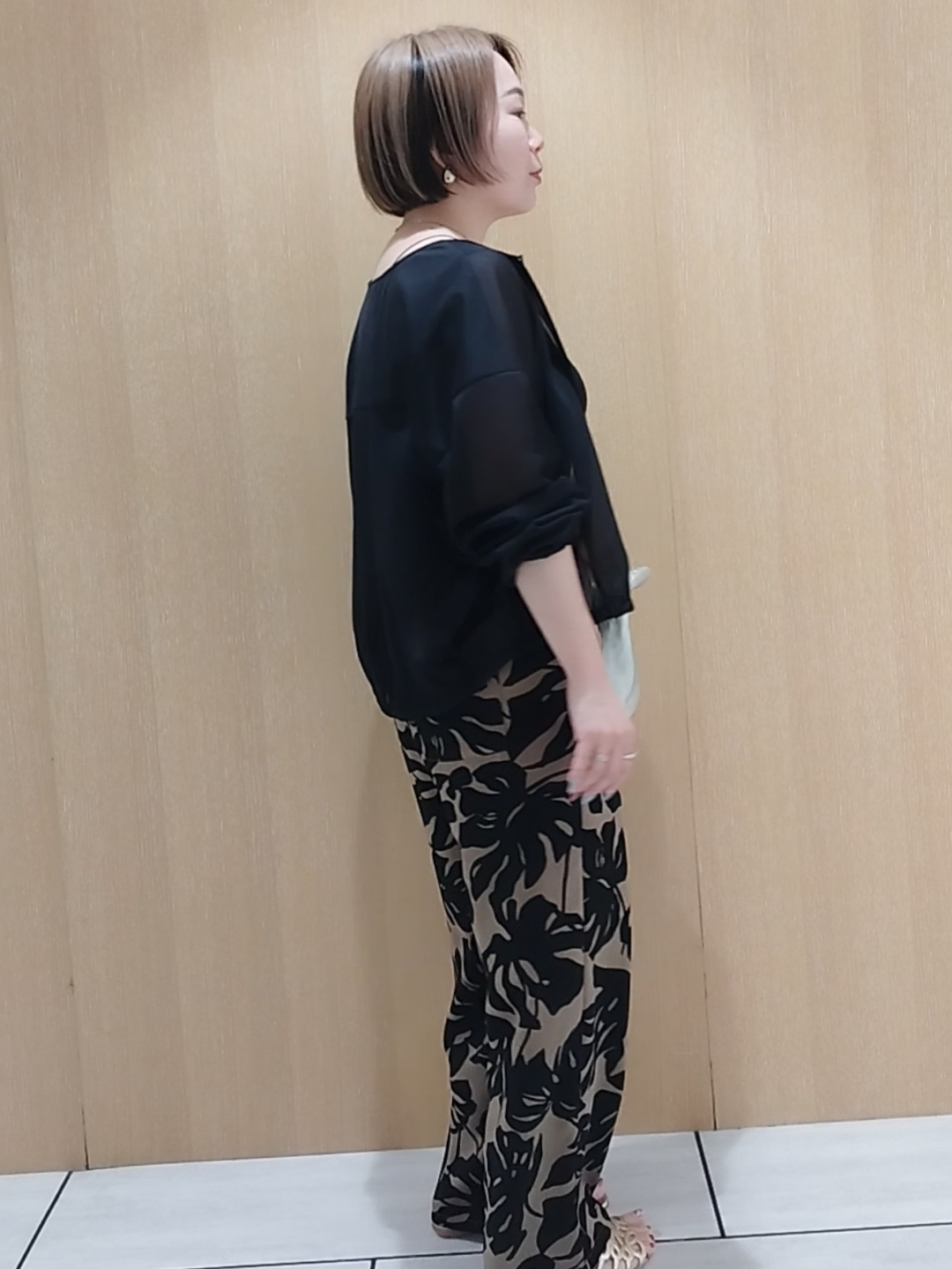 s u g iさんの「UNTITLED｜【秋羽織り/ジップ】トリコットシアーブラウス」を使ったコーディネート