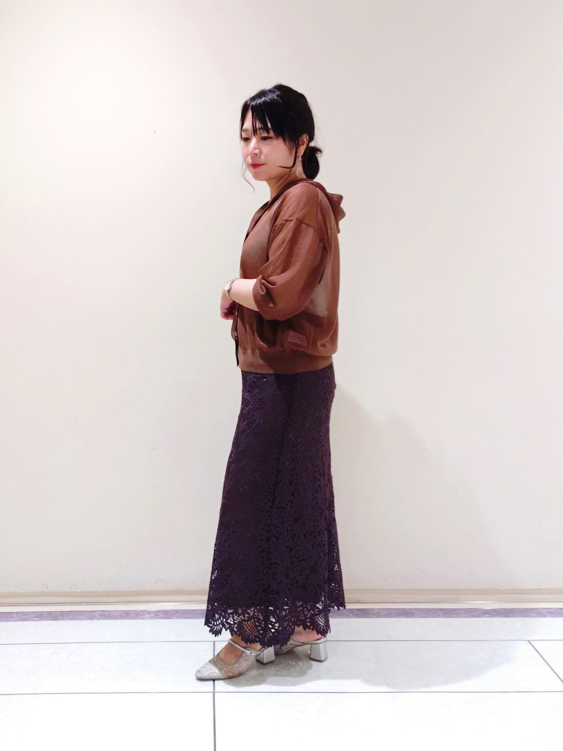 TOMOMIさんの「INDIVI｜【洗える／トレンド】リーフ柄レーススカート」を使ったコーディネート