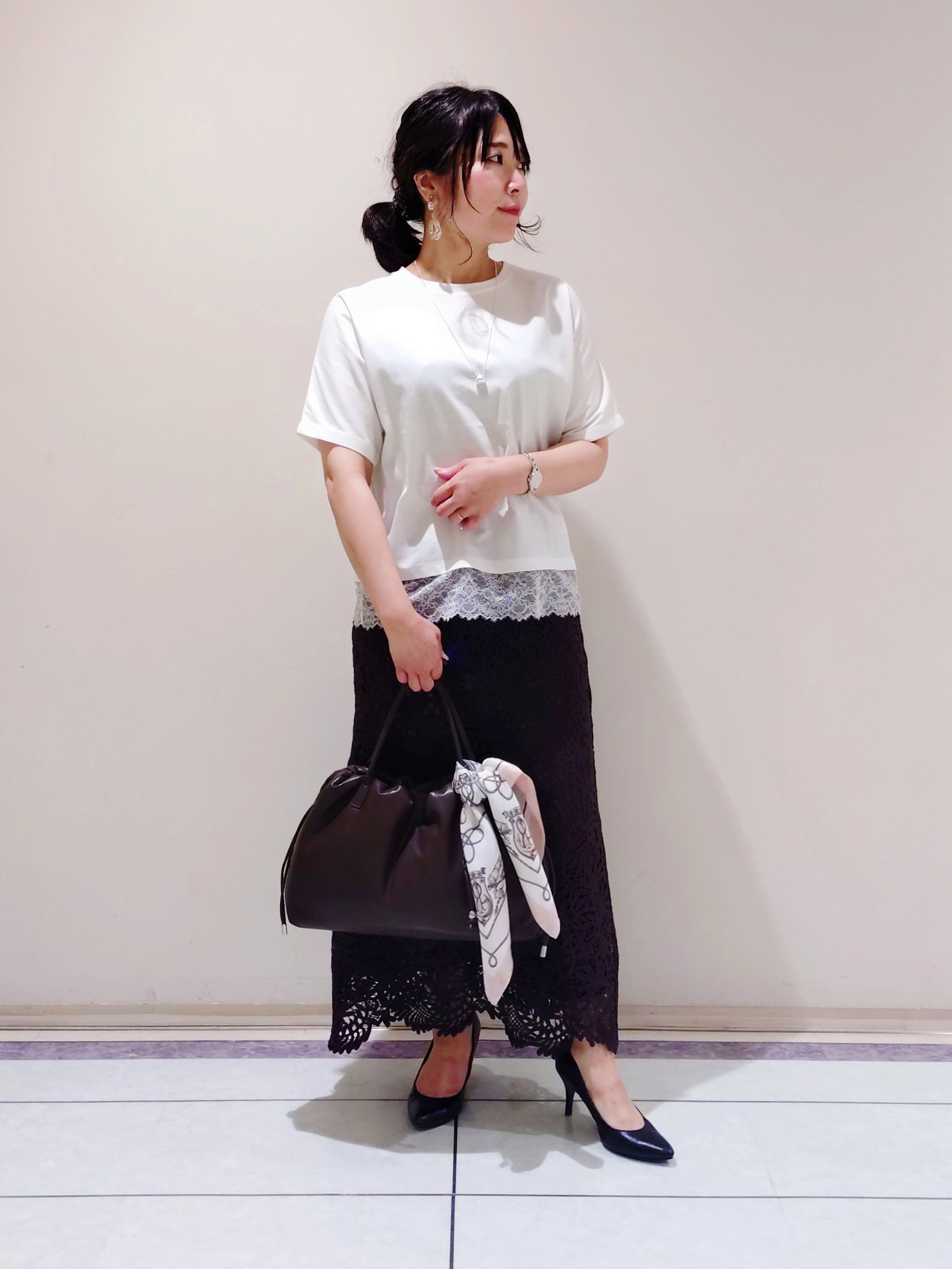 TOMOMIさんの「INDIVI｜【洗える／トレンド】リーフ柄レーススカート」を使ったコーディネート