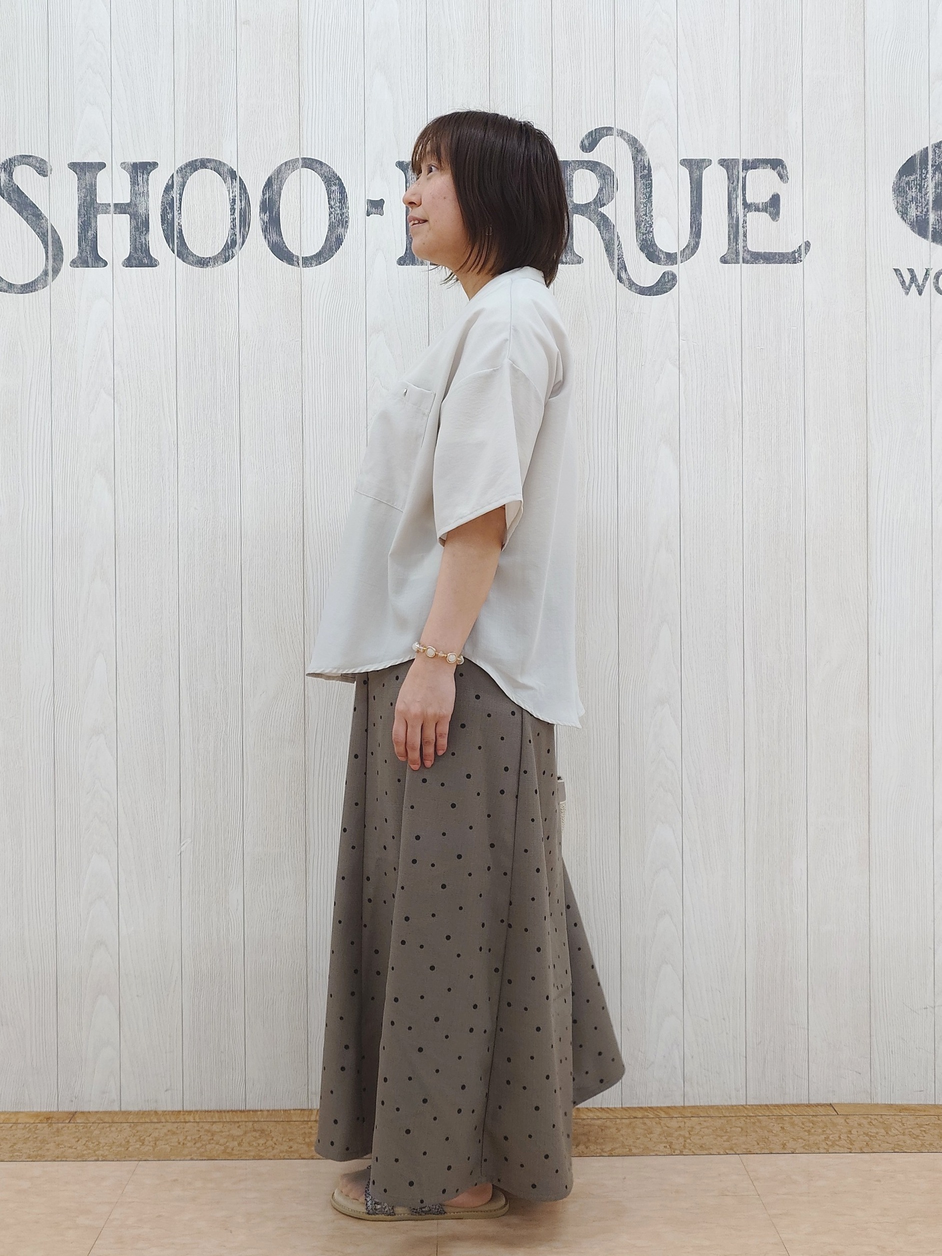 とろろさんの「SHOO･LA･RUE｜【洗濯機可/S-LL】大人の抜け感 ゆるっと5分袖シャツ」を使ったコーディネート
