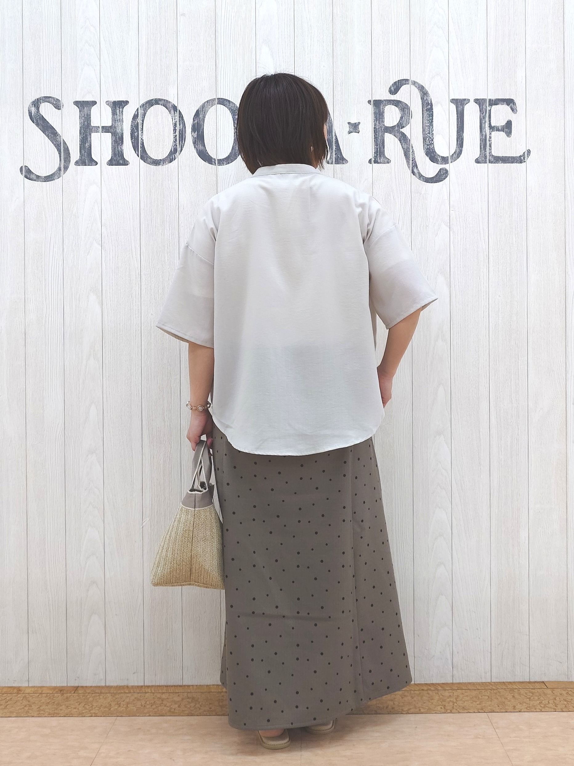 とろろさんの「SHOO･LA･RUE｜【洗濯機可/S-LL】大人の抜け感 ゆるっと5分袖シャツ」を使ったコーディネート