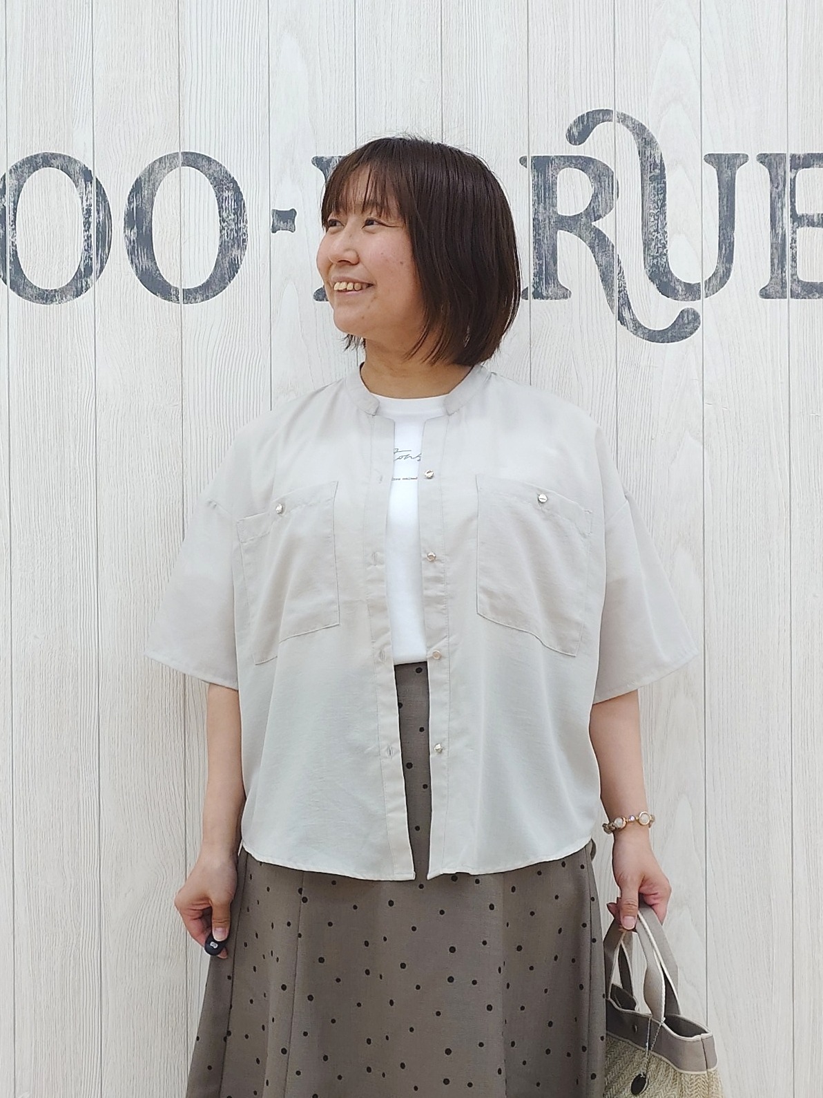 とろろさんの「SHOO･LA･RUE｜【洗濯機可/S-LL】大人の抜け感 ゆるっと5分袖シャツ」を使ったコーディネート