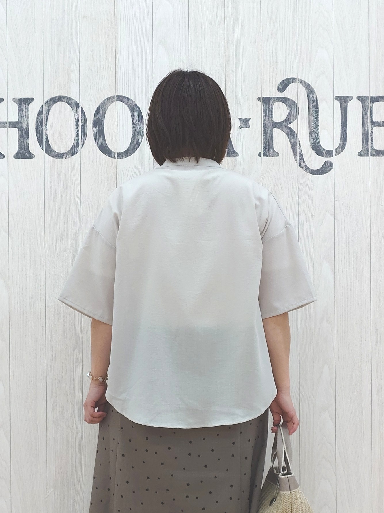 とろろさんの「SHOO･LA･RUE｜【洗濯機可/S-LL】大人の抜け感 ゆるっと5分袖シャツ」を使ったコーディネート