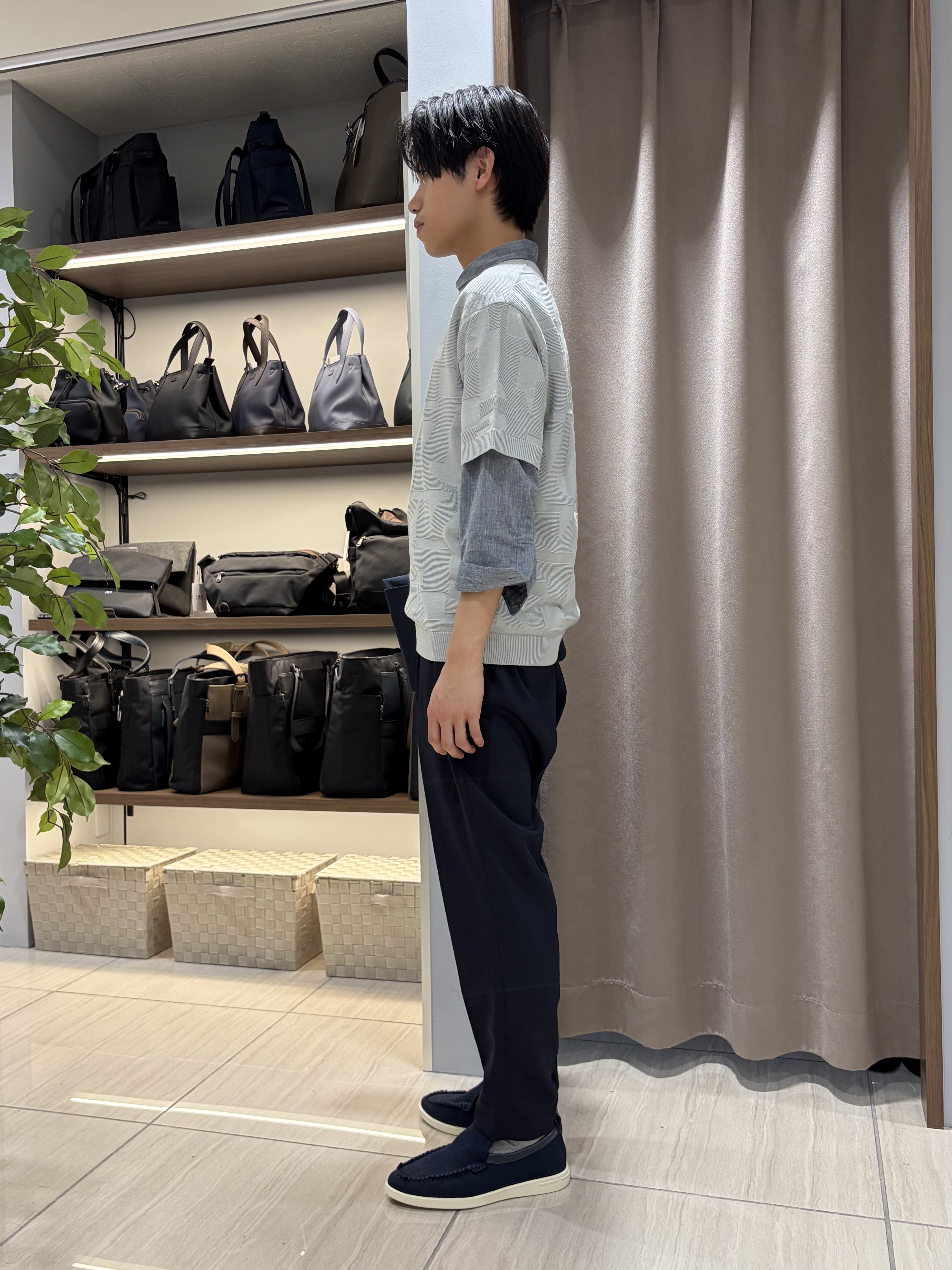 hiroさんの「TAKEO KIKUCHI｜【ON／OFF兼用】サイドゴアウエスト オールシーズン ストレートパンツ」を使ったコーディネート