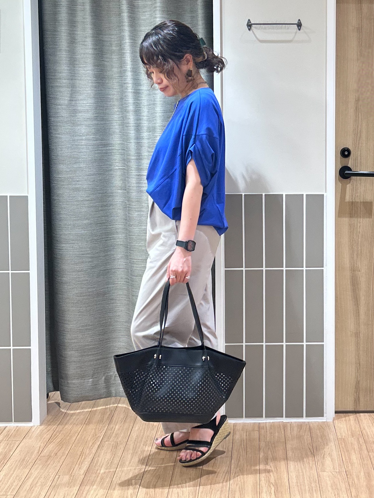 よっしーさんの「grove｜【持続冷感・体型カバー】サテンパイピングドルマンカットソー」を使ったコーディネート